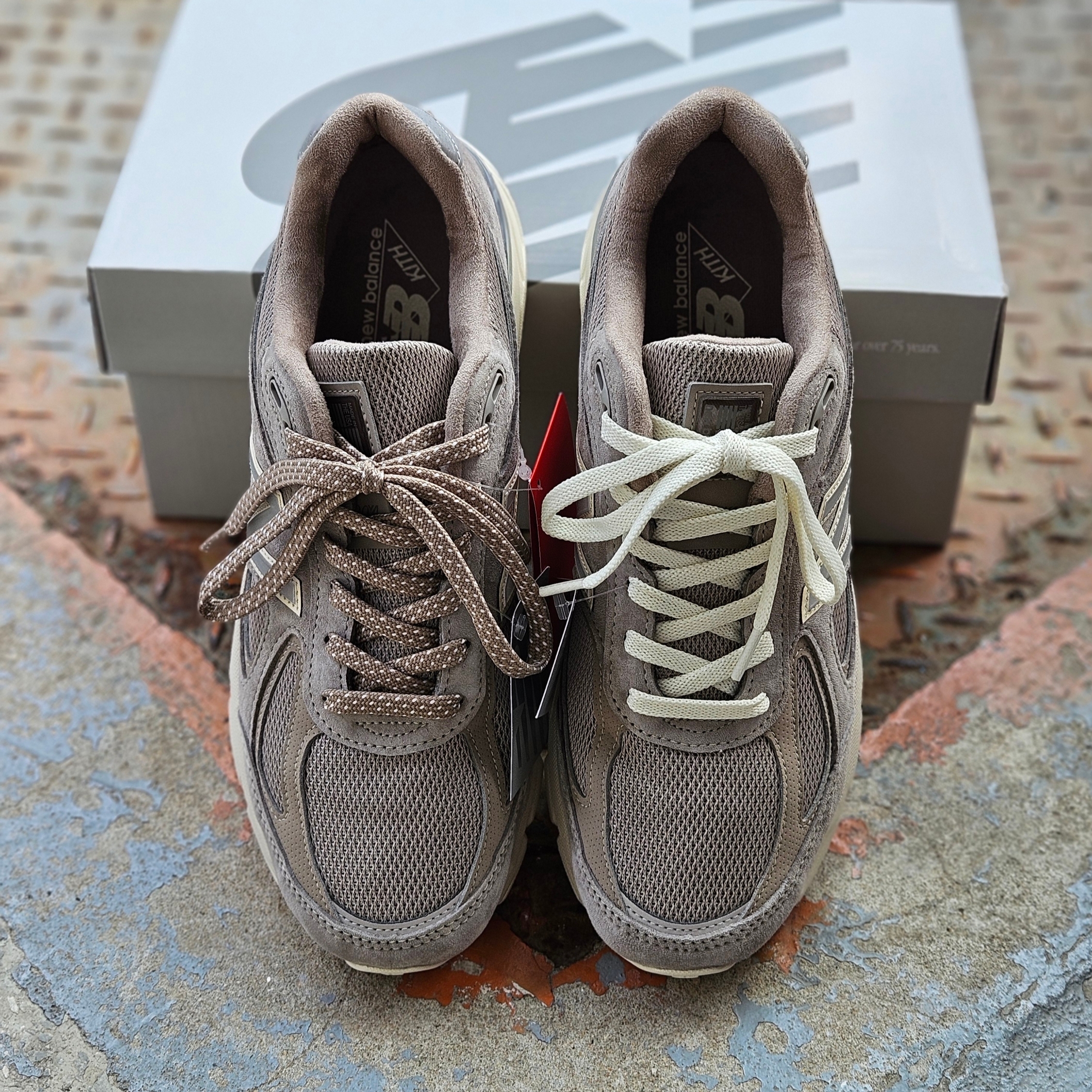 New Balance x Kith 101 990v4 Made in USA Moonrock 착용 스타일 - 4