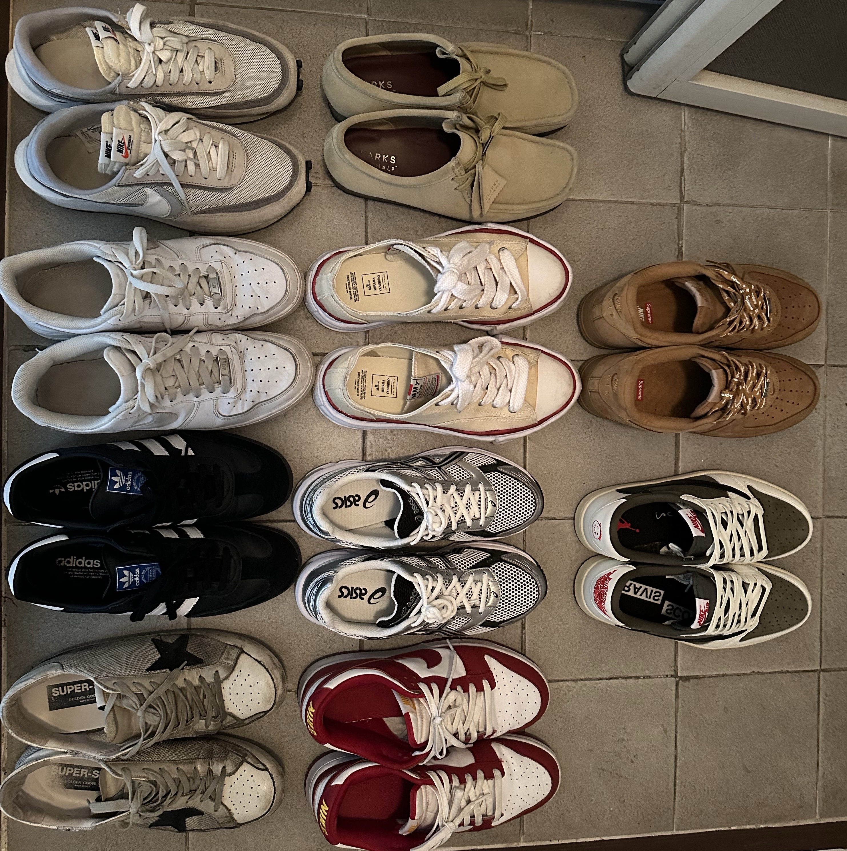 Jordan 1 x Travis Scott Retro Low OG SP Reverse Olive, Nike x Supreme Air Force 1 Low Flax 착용 스타일