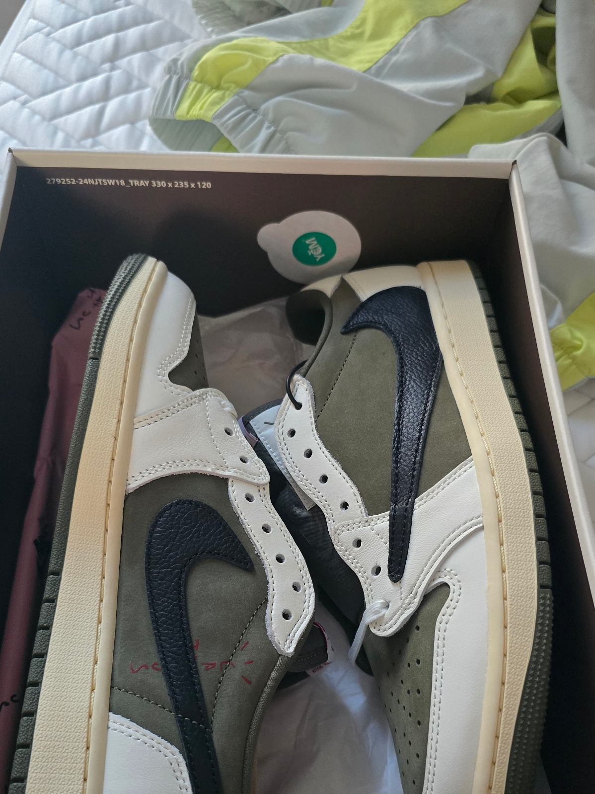 Jordan 1 x Travis Scott Retro Low OG SP Reverse Olive, Supreme S Logo Track Jacket Light Mint - 24FW 착용 스타일