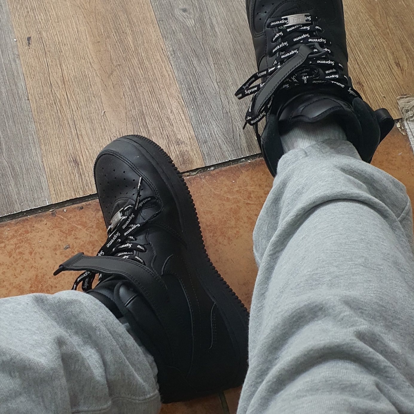 Nike x Supreme Air Force 1 Mid Black 착용 스타일 - 2