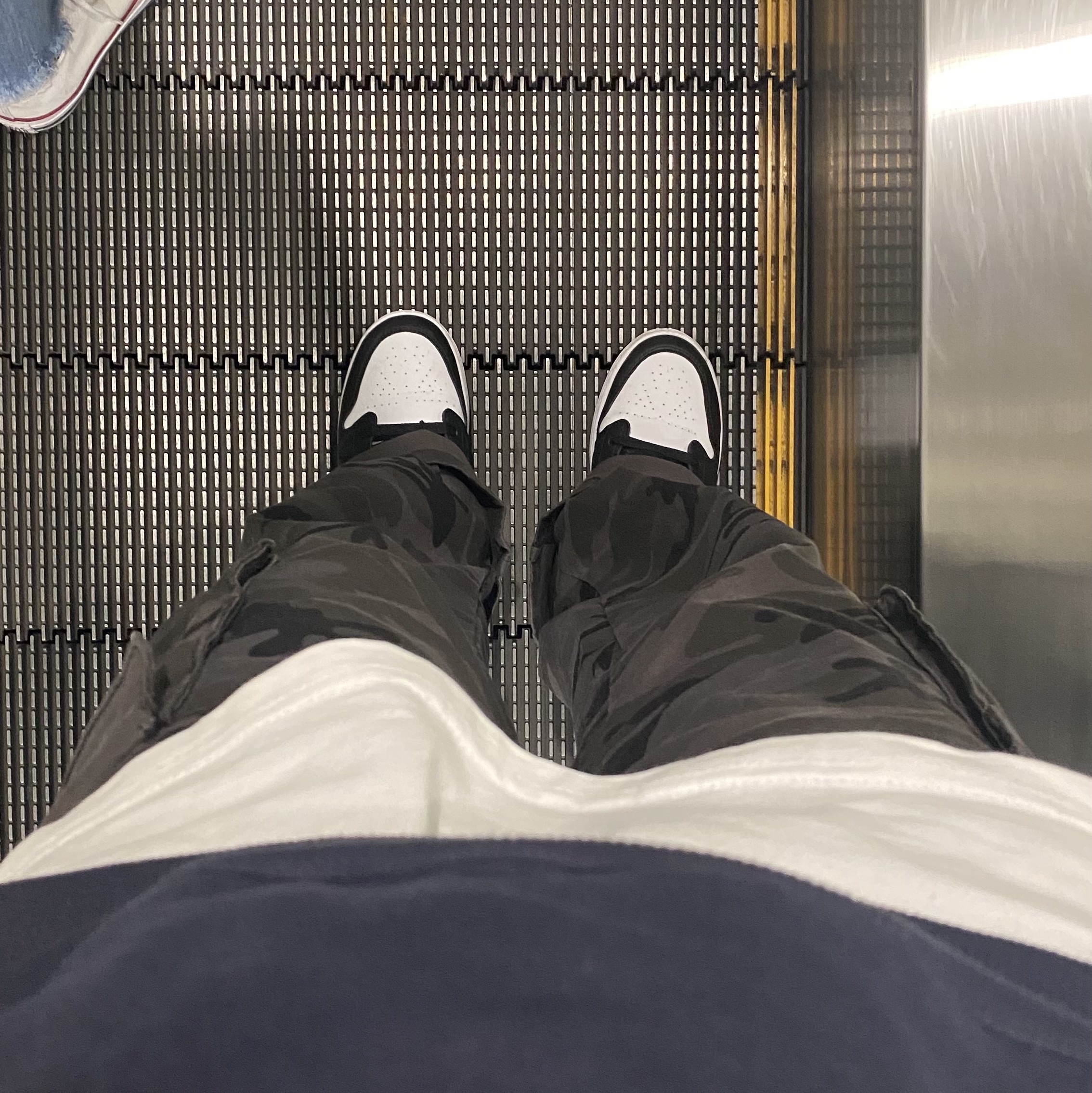 (GS) Jordan 1 Low Black Particle Grey 착용 스타일 - 1