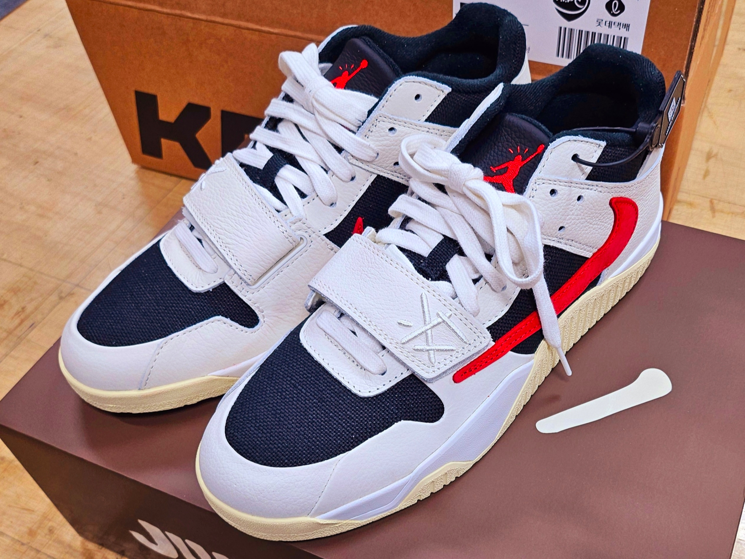 Jordan x Travis Scott Jumpman Jack TR University Red 착용 스타일 - 3