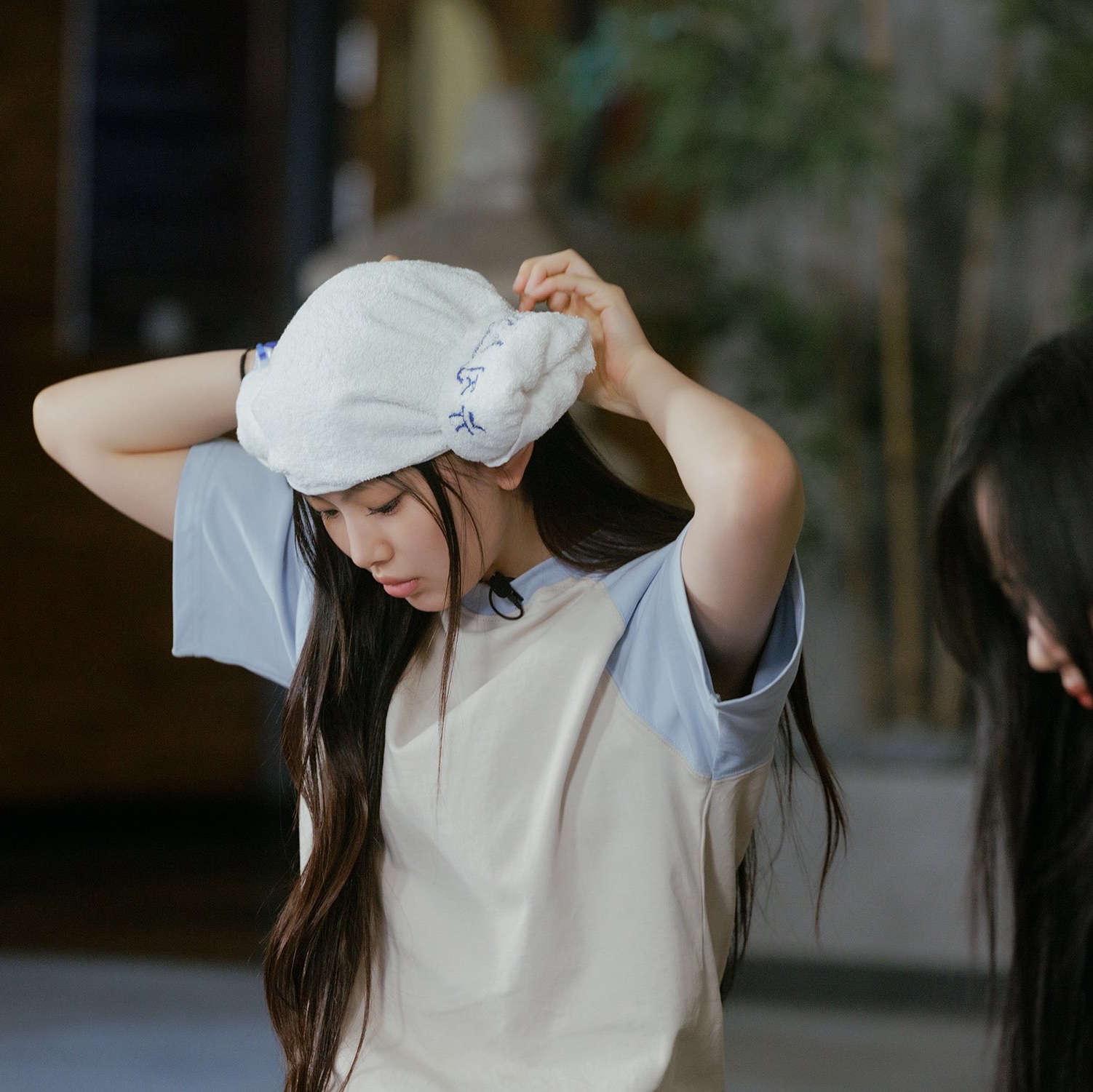 NewJeans Bunini Doll Keyring Blue Multi 착용 스타일 - 2