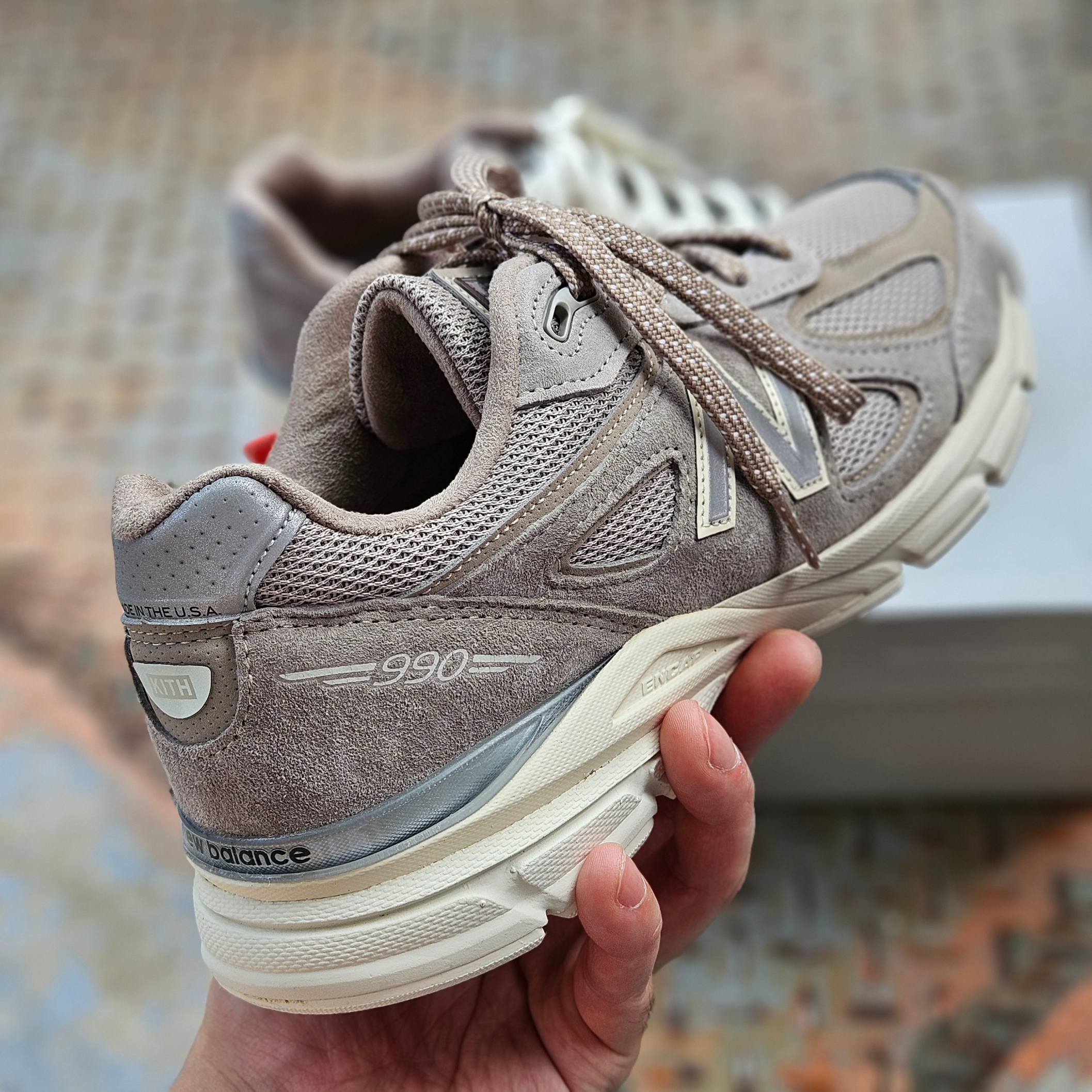 New Balance x Kith 101 990v4 Made in USA Moonrock 착용 스타일 - 3