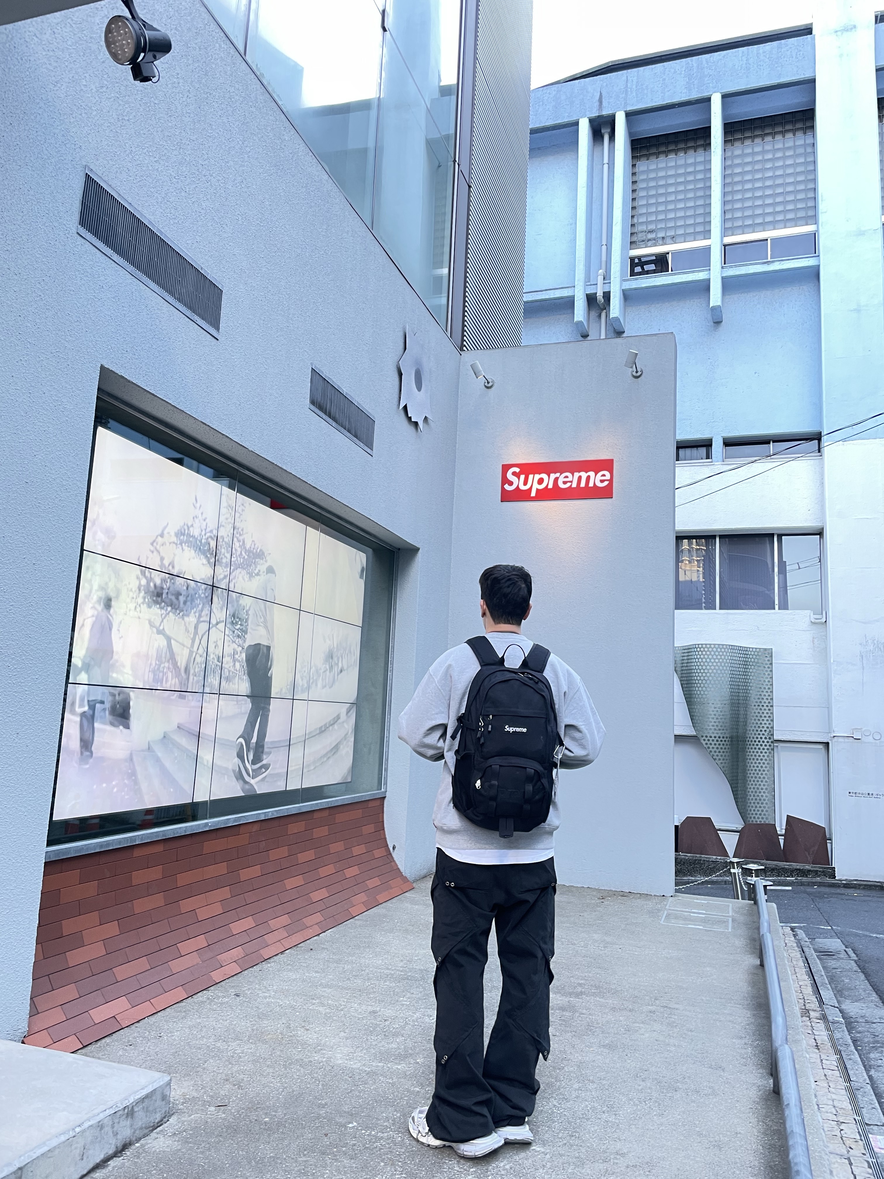 Supreme Box Logo Crewneck Heather Grey - 22FW, Balenciaga 3XL Sneakers Light Beige 착용 스타일 - 3