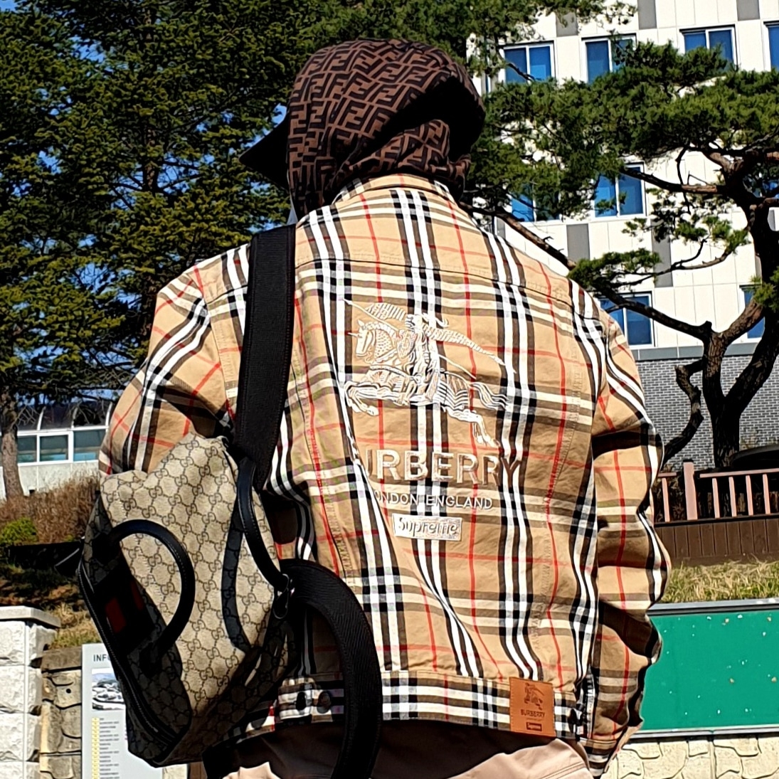 Supreme x Burberry Denim Trucker Jacket Beige - 22SS 착용 스타일