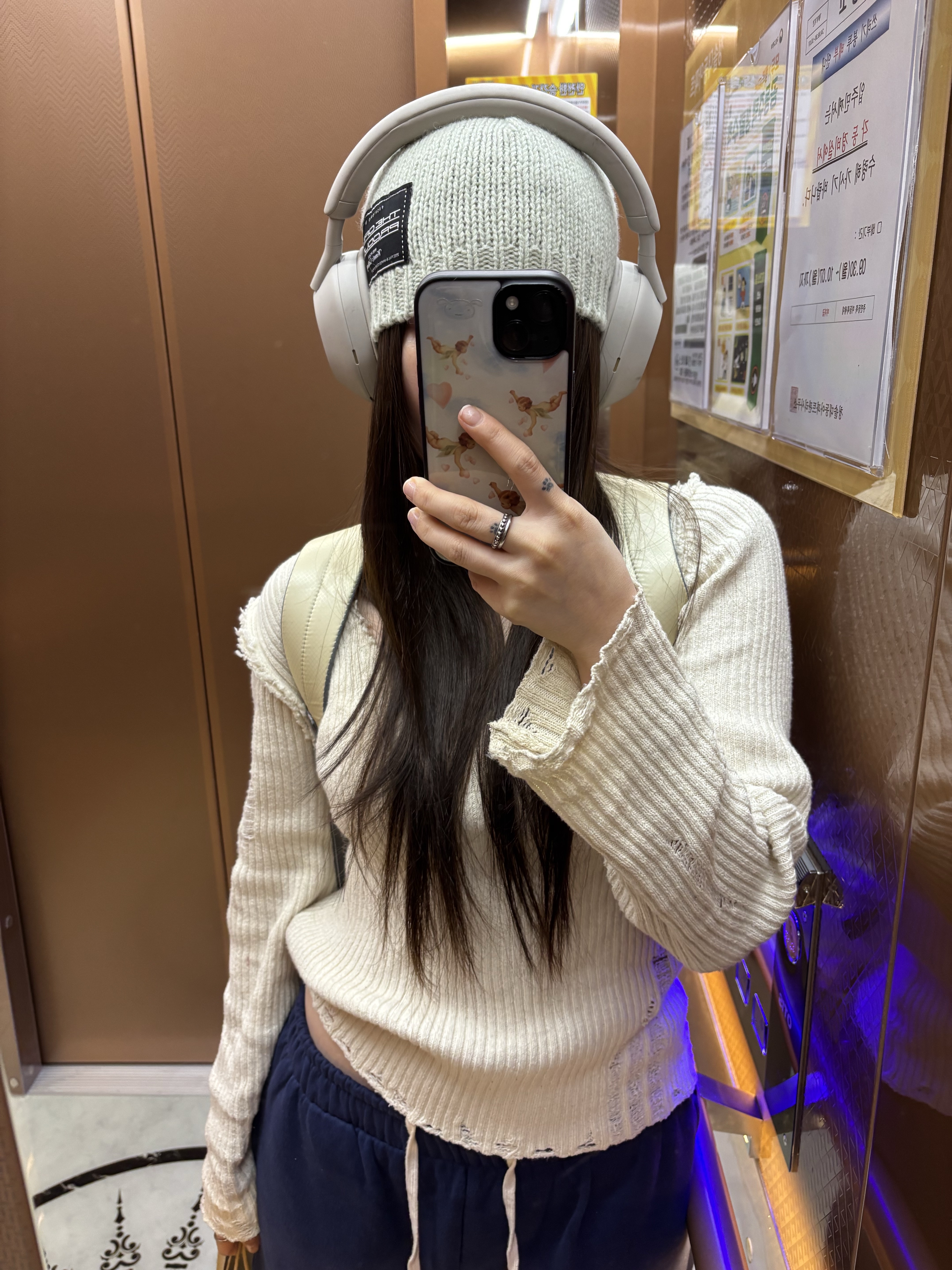 Sony WH-1000XM5 Silver (Korean Ver.), And Wander Sil Daypack Off White 착용 스타일 - 1