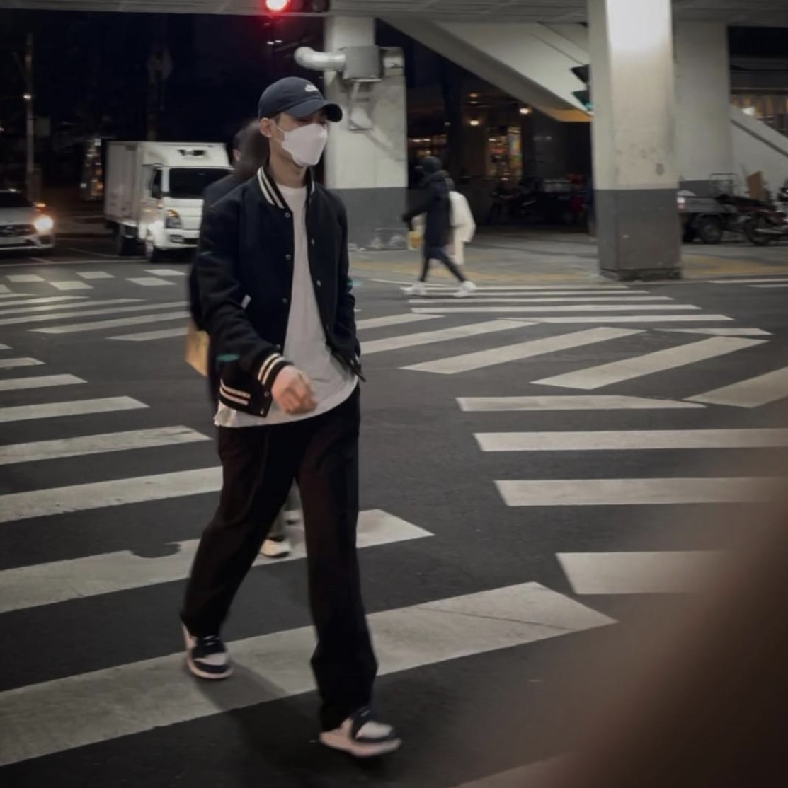 Saint Laurent Teddy Jacket in Wool Black, Jordan 1 Retro High Obsidian UNC 착용 스타일