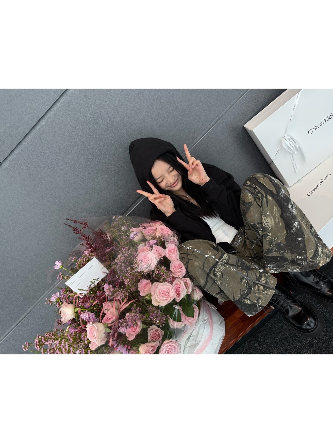 NewJeans Hoodie Black, Jordan 1 x Travis Scott Retro Low OG SP Reverse Olive 착용 스타일 - 3