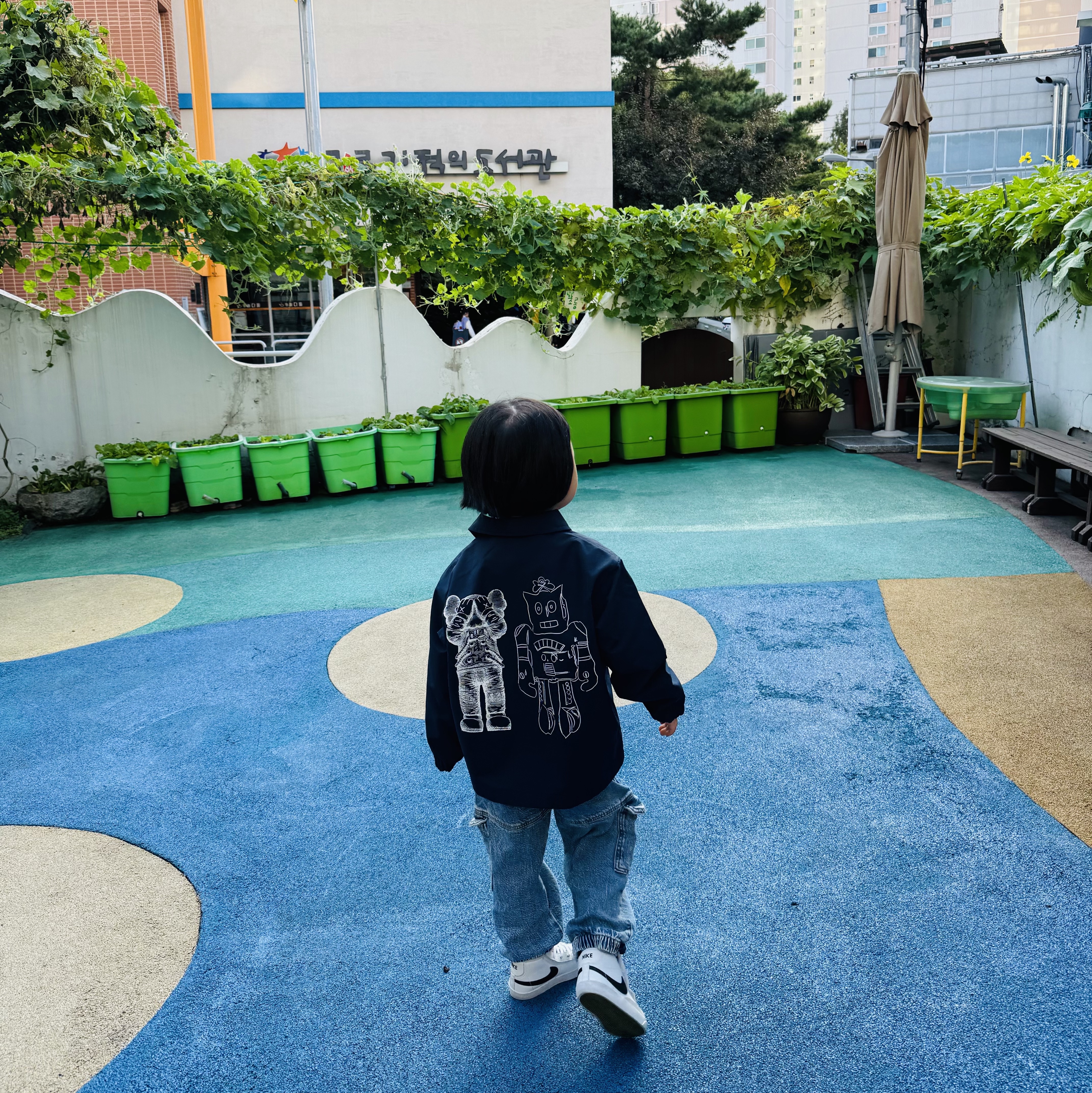 (Kids) Uniqlo UT x Kaws x Warhol Coach Jacket Navy, (Kids) Uniqlo UT x Kaws x Warhol S/S Graphic T-Shirt C Black 착용 스타일 - 3