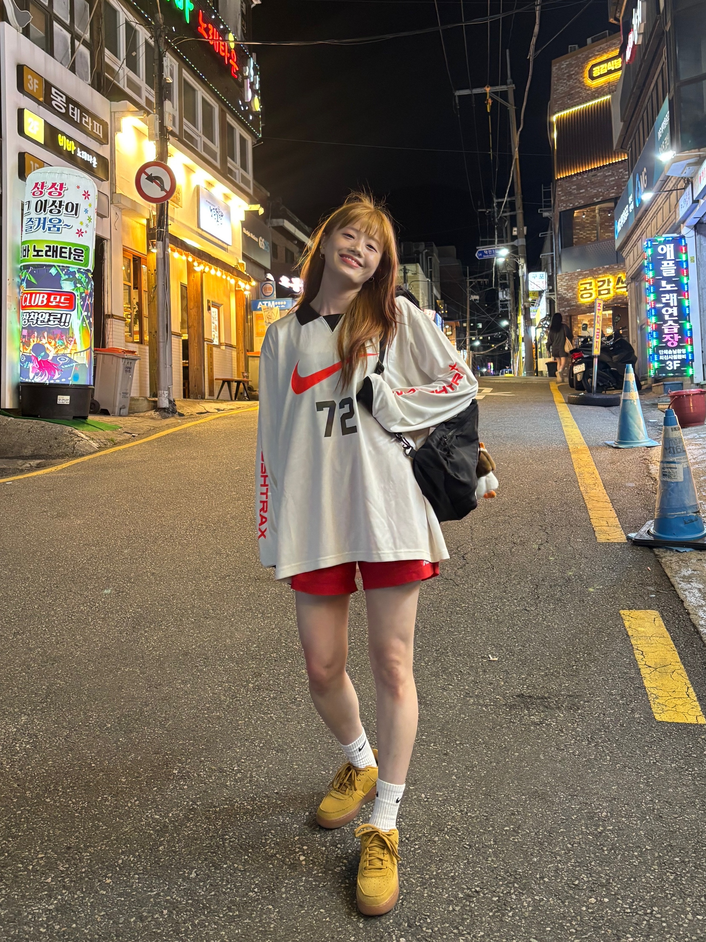 Nike NSW Long Sleeve T-Shirt Phantom Black Bright Crimson, (GS) Nike Air Force 1 LV8 3 Wheat 착용 스타일 - 1