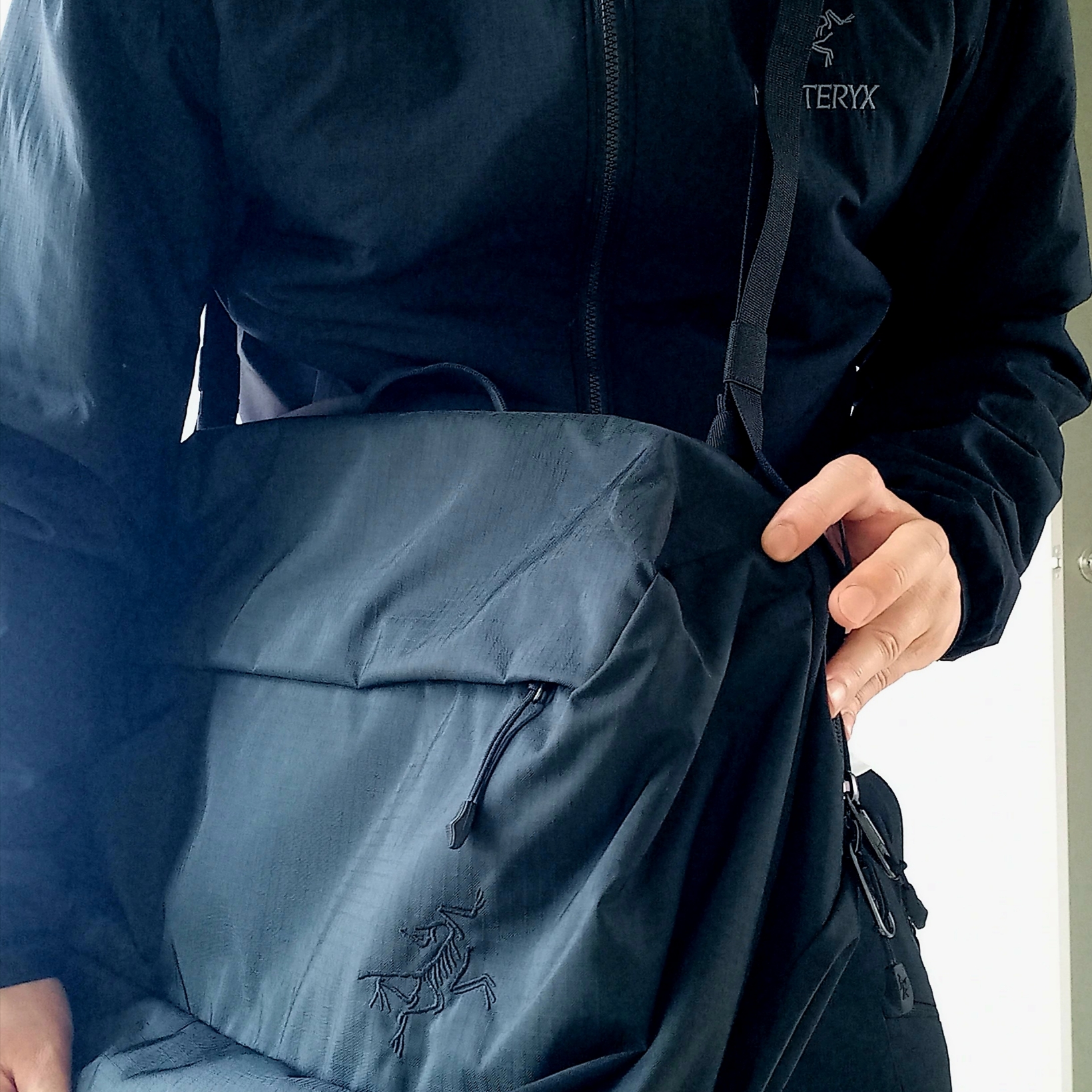 Arc'teryx Ion Gear Organizer Black, Arc'teryx Atom Hoody Black μ°©μ© μ€νμΌ - 1