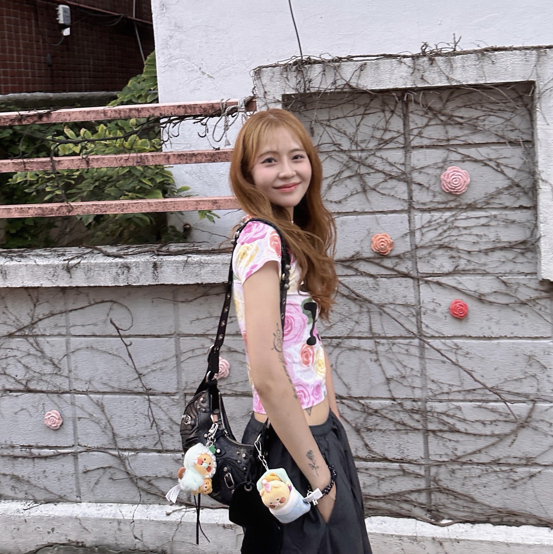 Open Yy x Hello Kitty Baby T-Shirt Pink, Balenciaga Arena Lambskin Le Cagole XS Shoulder Bag Black 착용 스타일 - 1