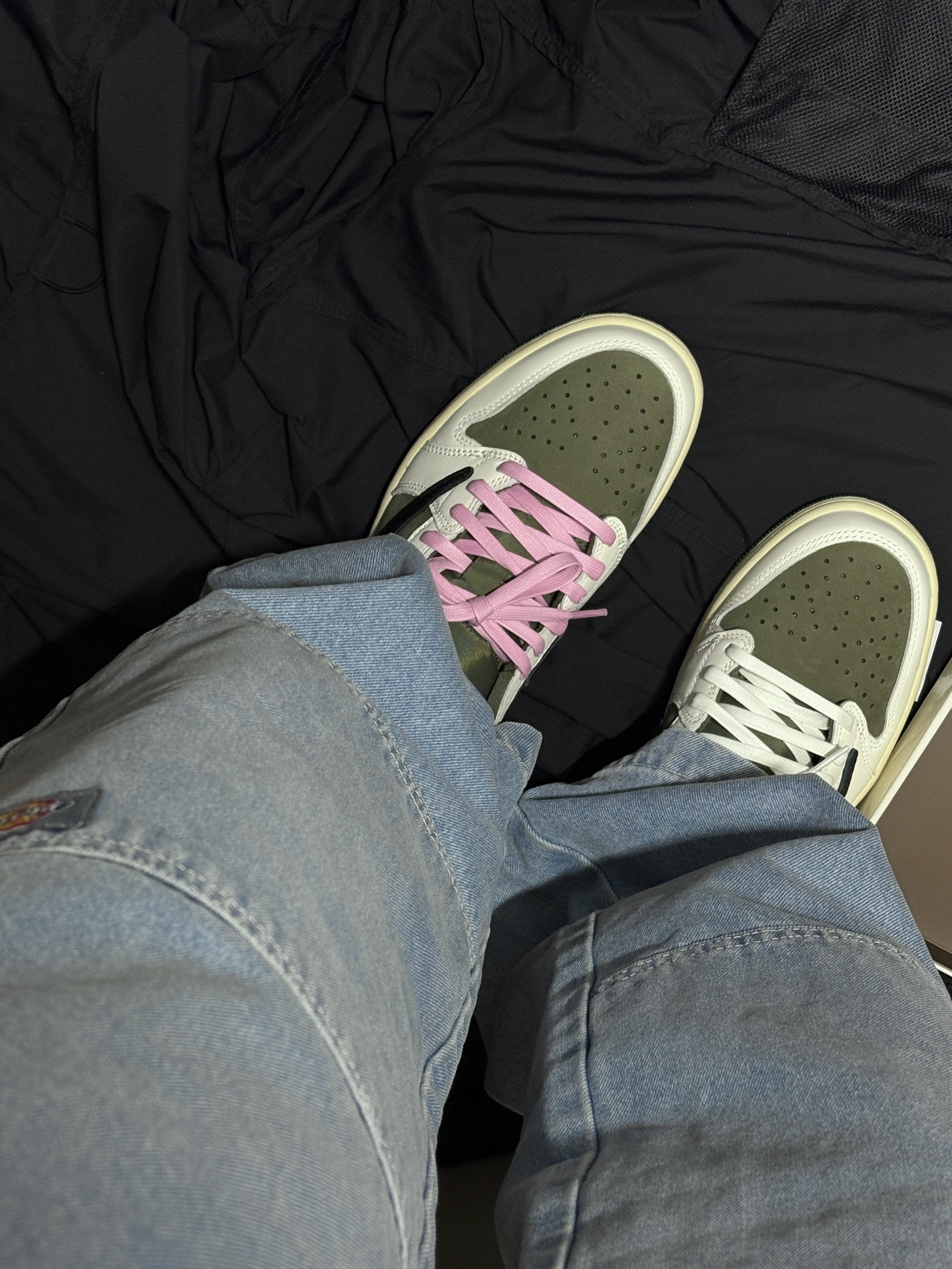 Jordan 1 x Travis Scott Retro Low OG SP Reverse Olive 착용 스타일 - 4