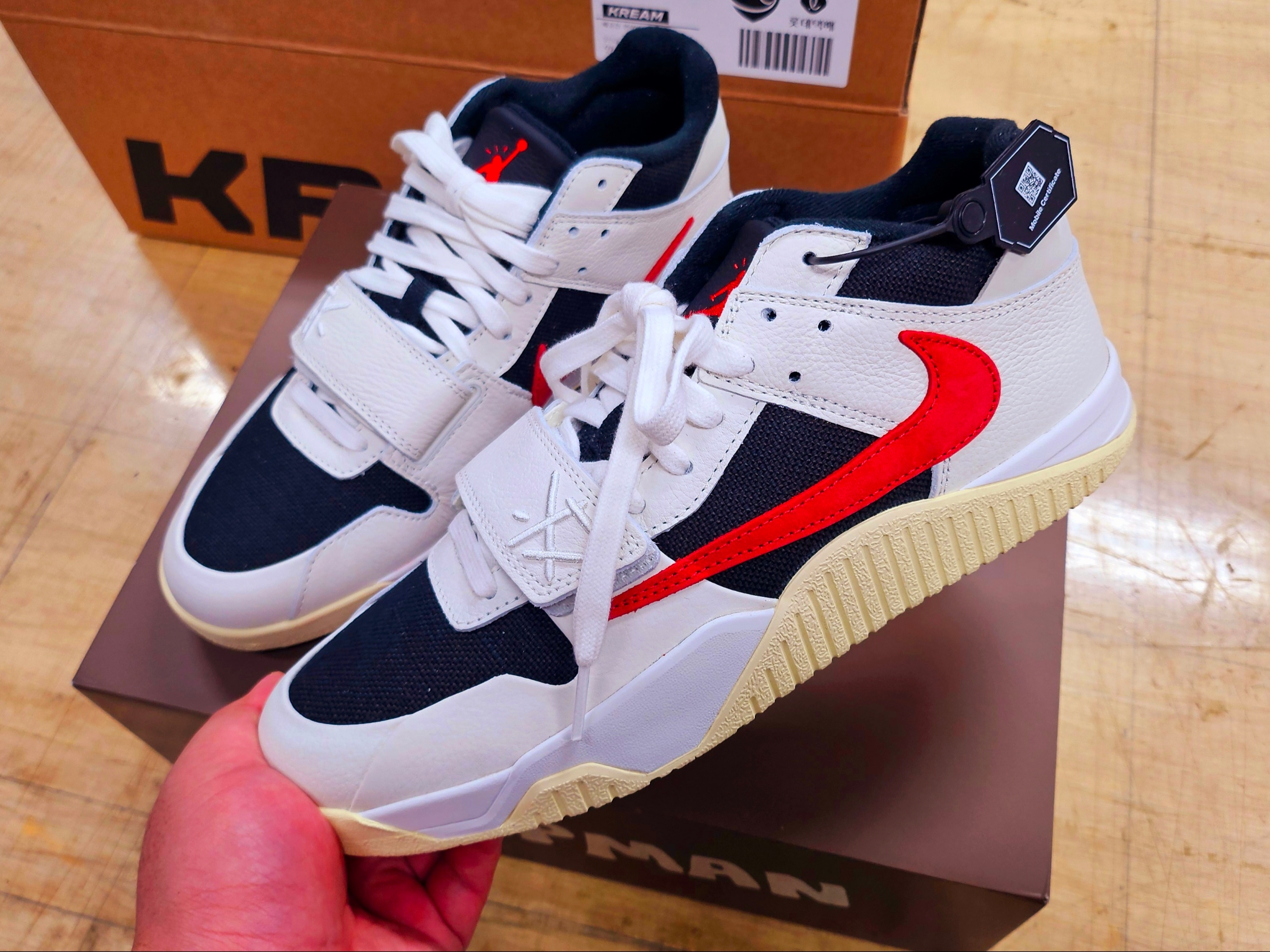 Jordan x Travis Scott Jumpman Jack TR University Red 착용 스타일 - 1
