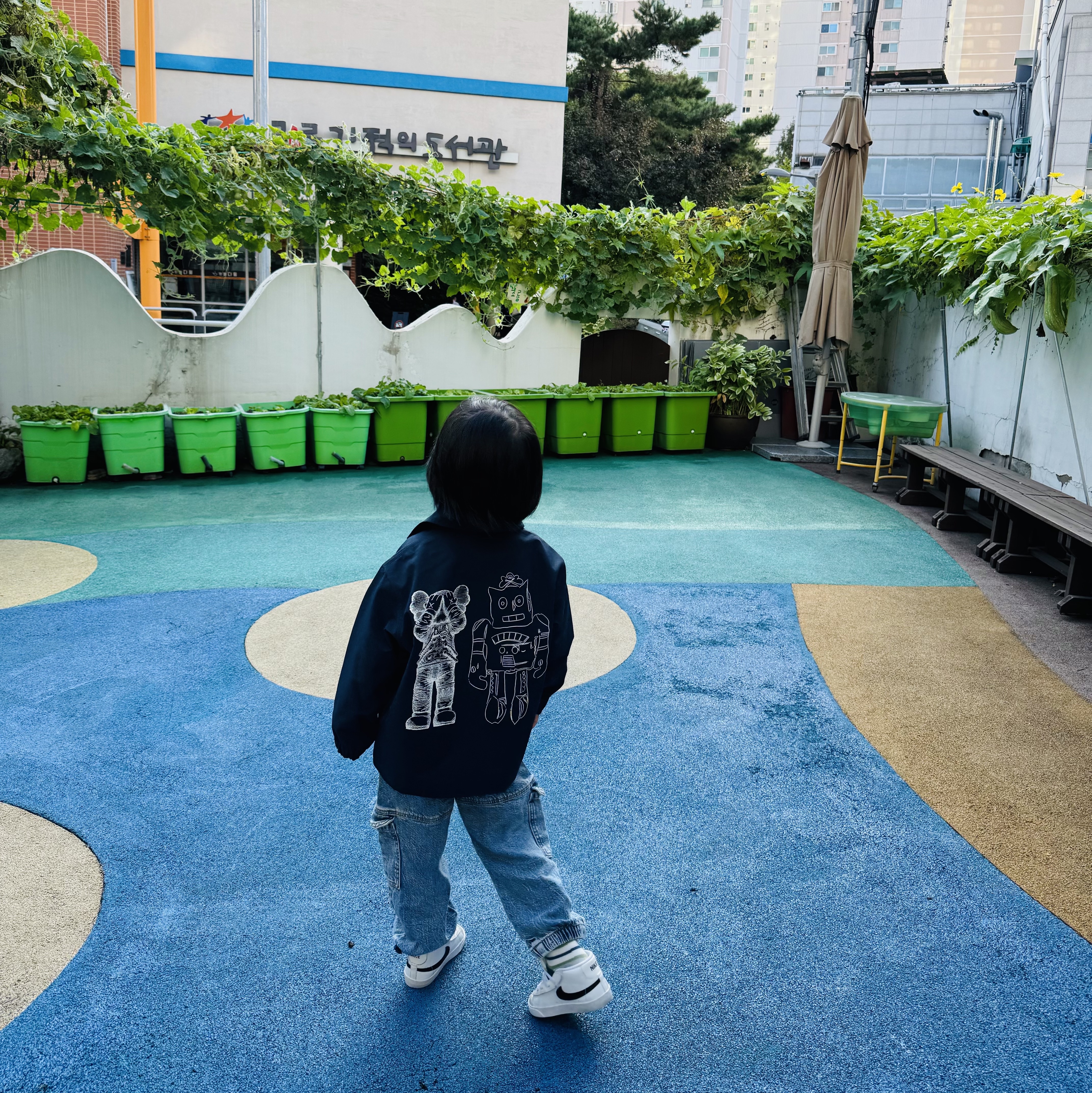 (Kids) Uniqlo UT x Kaws x Warhol Coach Jacket Navy, (Kids) Uniqlo UT x Kaws x Warhol S/S Graphic T-Shirt C Black 착용 스타일 - 1