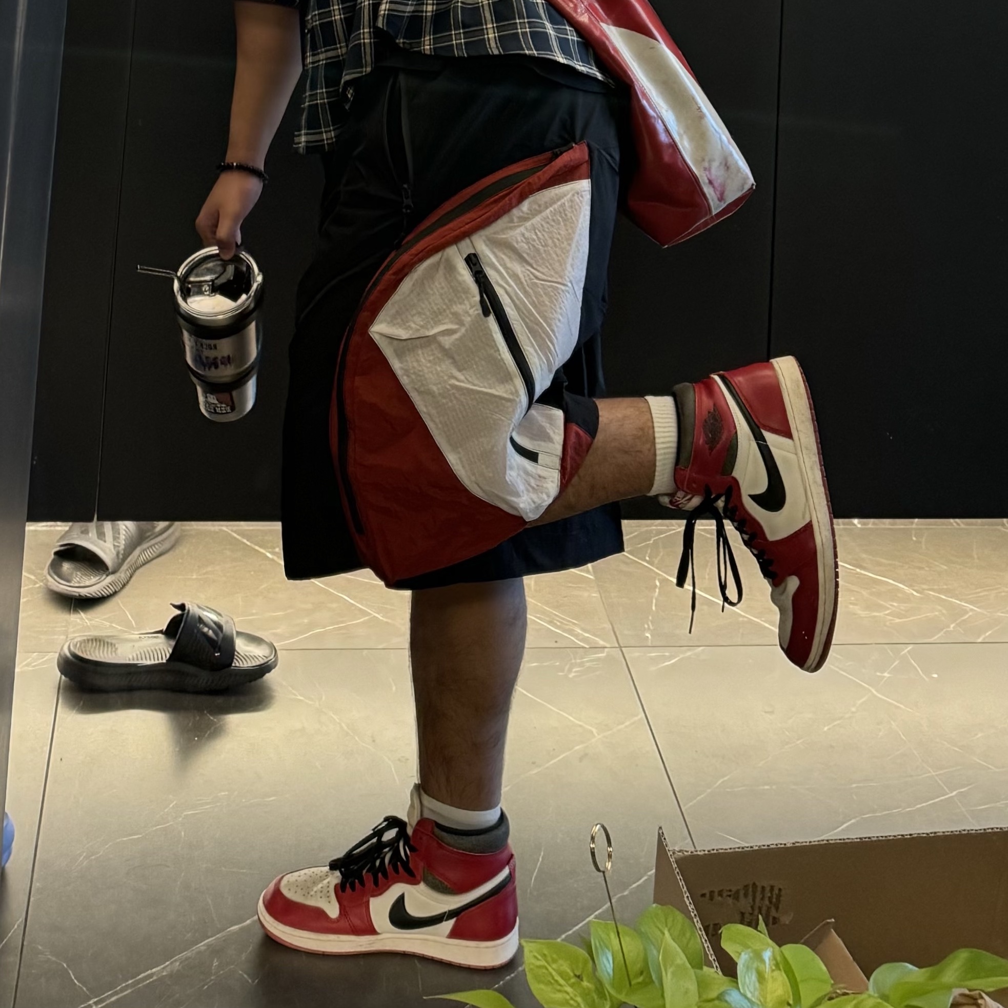 Jordan 1 Retro High OG Chicago 2022, Undermycar Asurada Gashutein 6 Zoe Oversized Nylon Shorts Tango Red - 24SS 착용 스타일