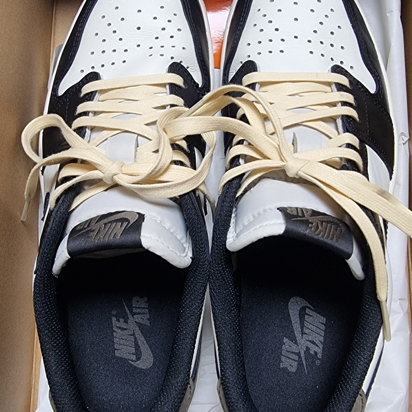 Jordan 1 Retro Low OG Mocha 착용 스타일 - 1