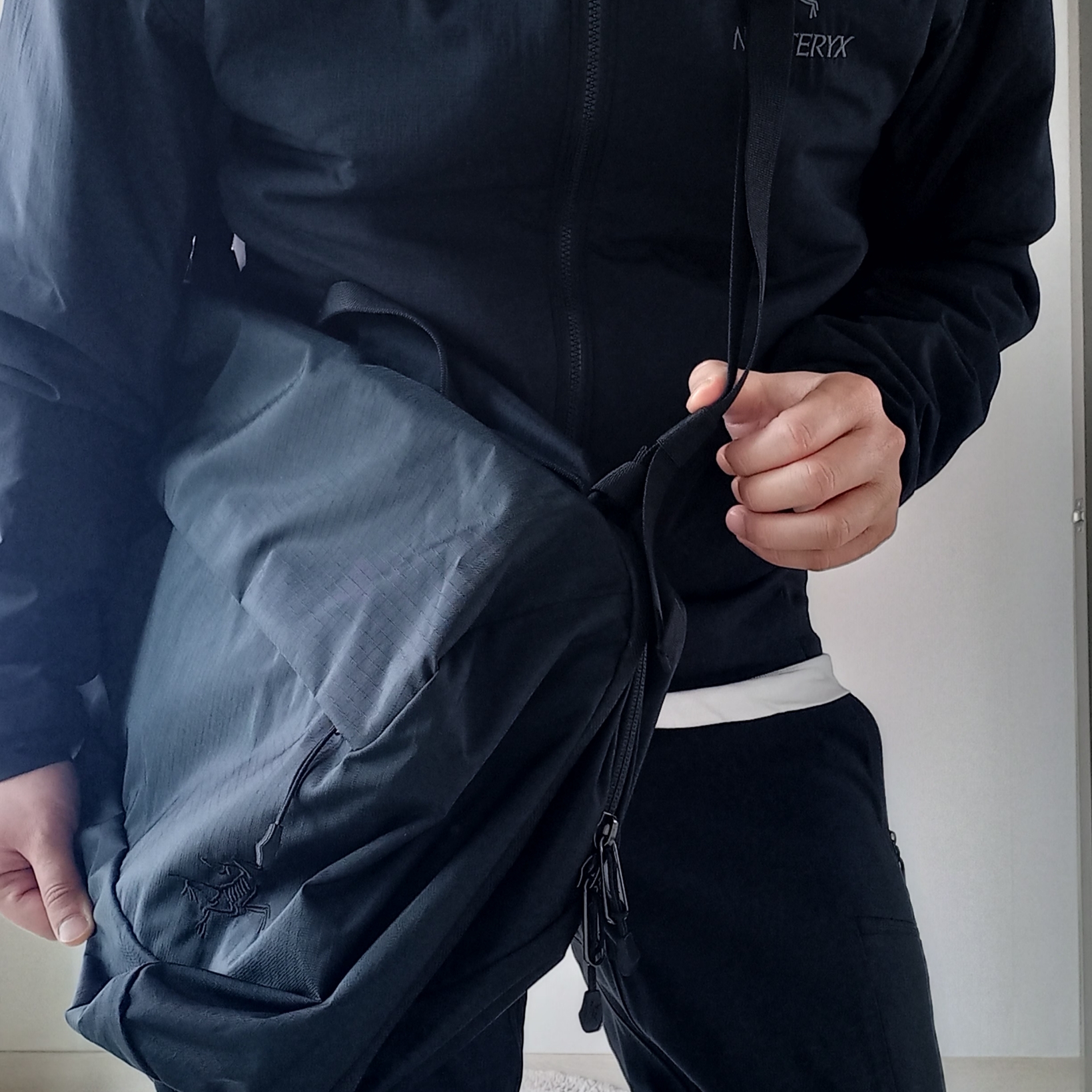 Arc'teryx Ion Gear Organizer Black, Arc'teryx Atom Hoody Black μ°©μ© μ€νμΌ - 2