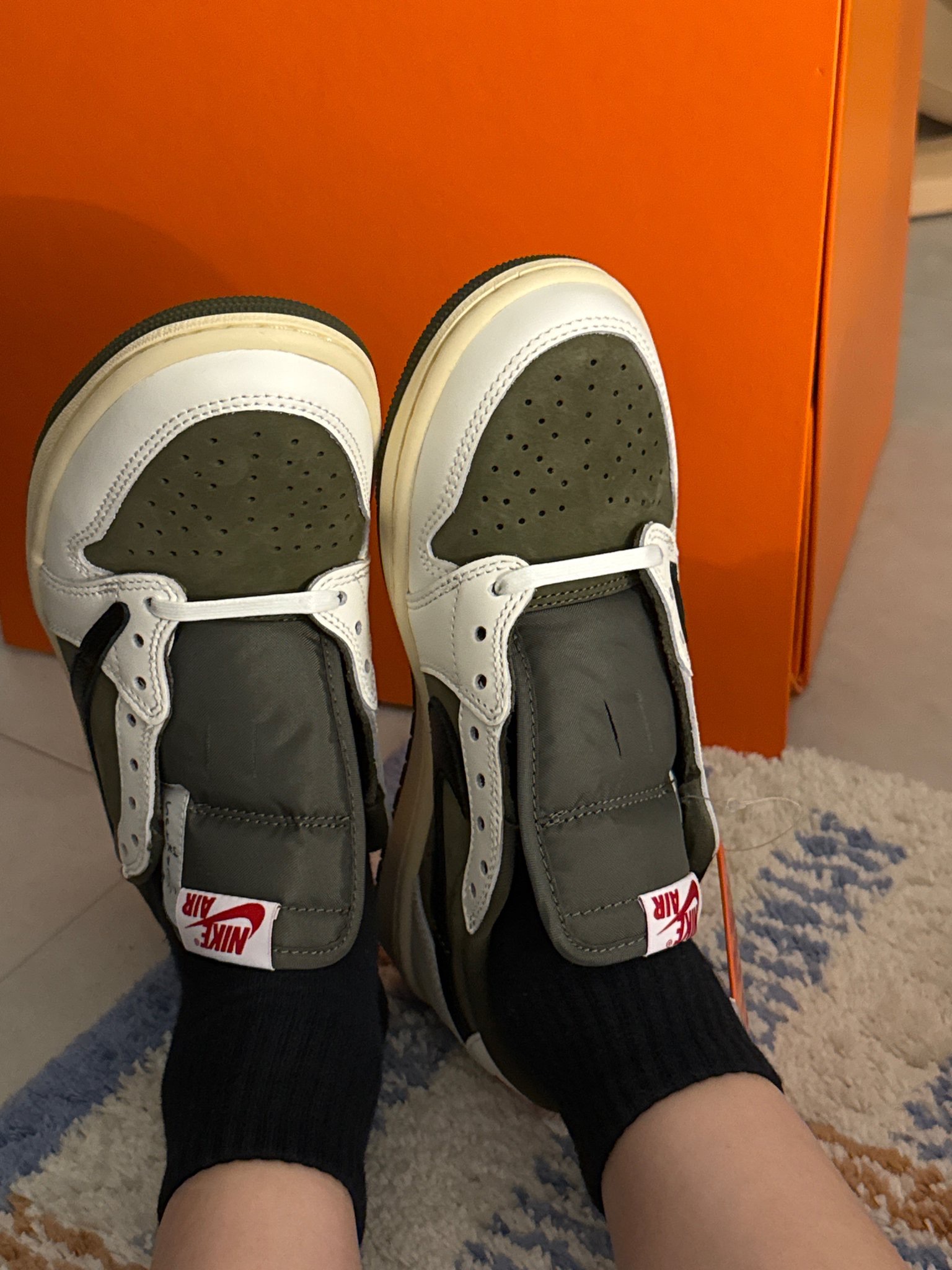 NewJeans Hoodie Black, Jordan 1 x Travis Scott Retro Low OG SP Reverse Olive 착용 스타일 - 6