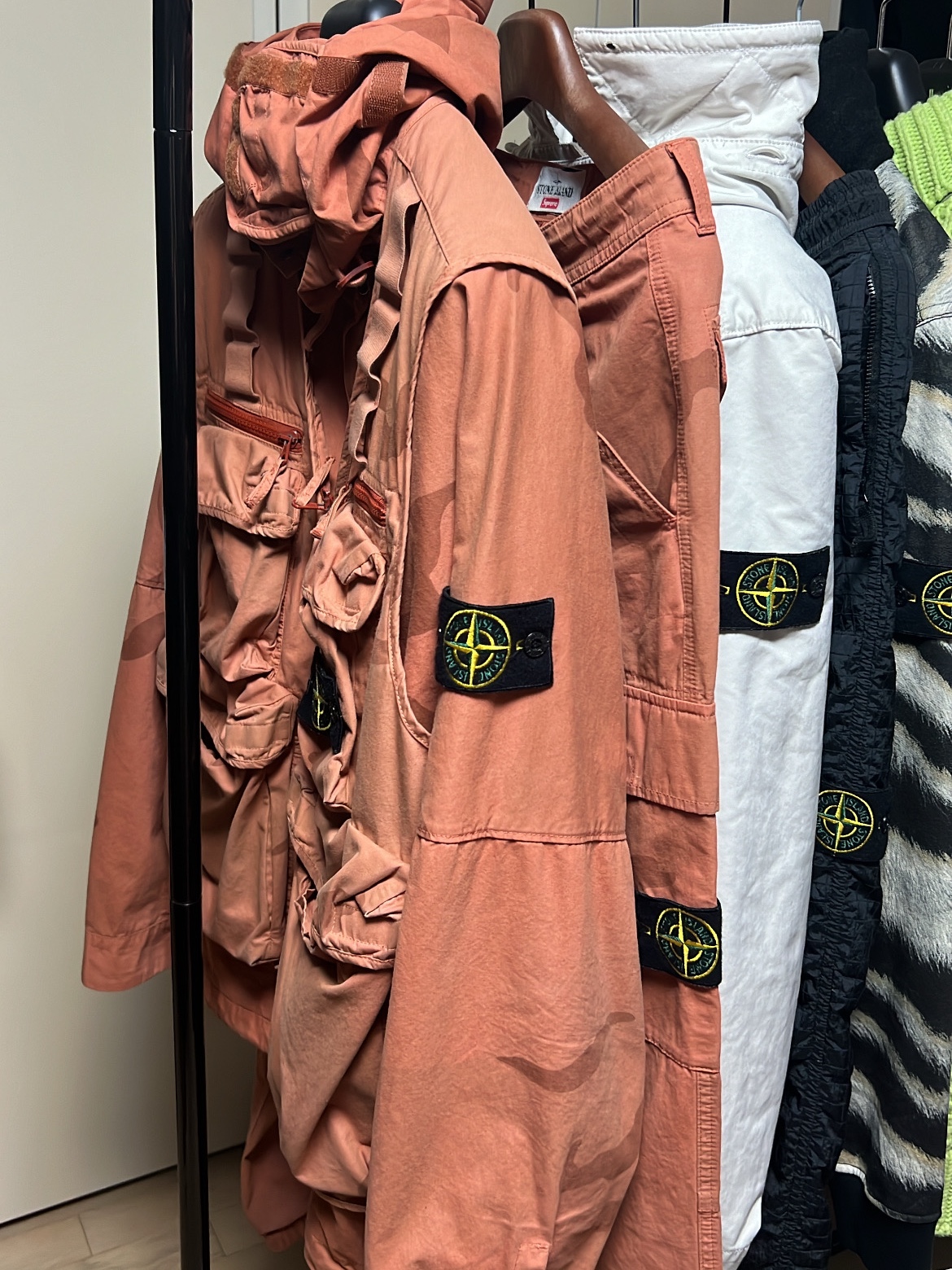 Supreme x Stone Island Riot Mask Camo Jacket Coral - 19SS, Supreme x Stone Island Camo Cargo Vest Coral Camo - 19SS 착용 스타일 - 5