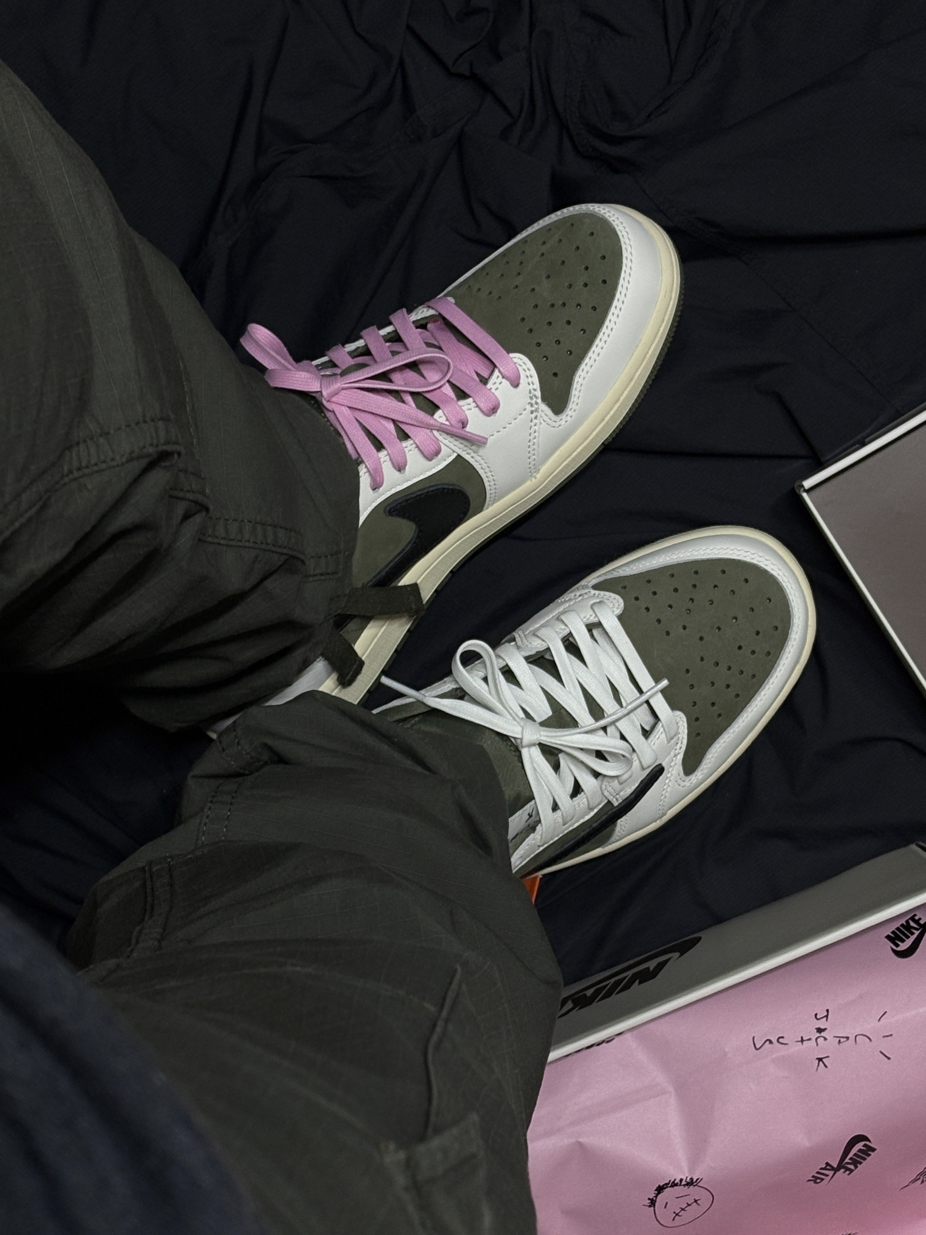 Jordan 1 x Travis Scott Retro Low OG SP Reverse Olive 착용 스타일 - 3