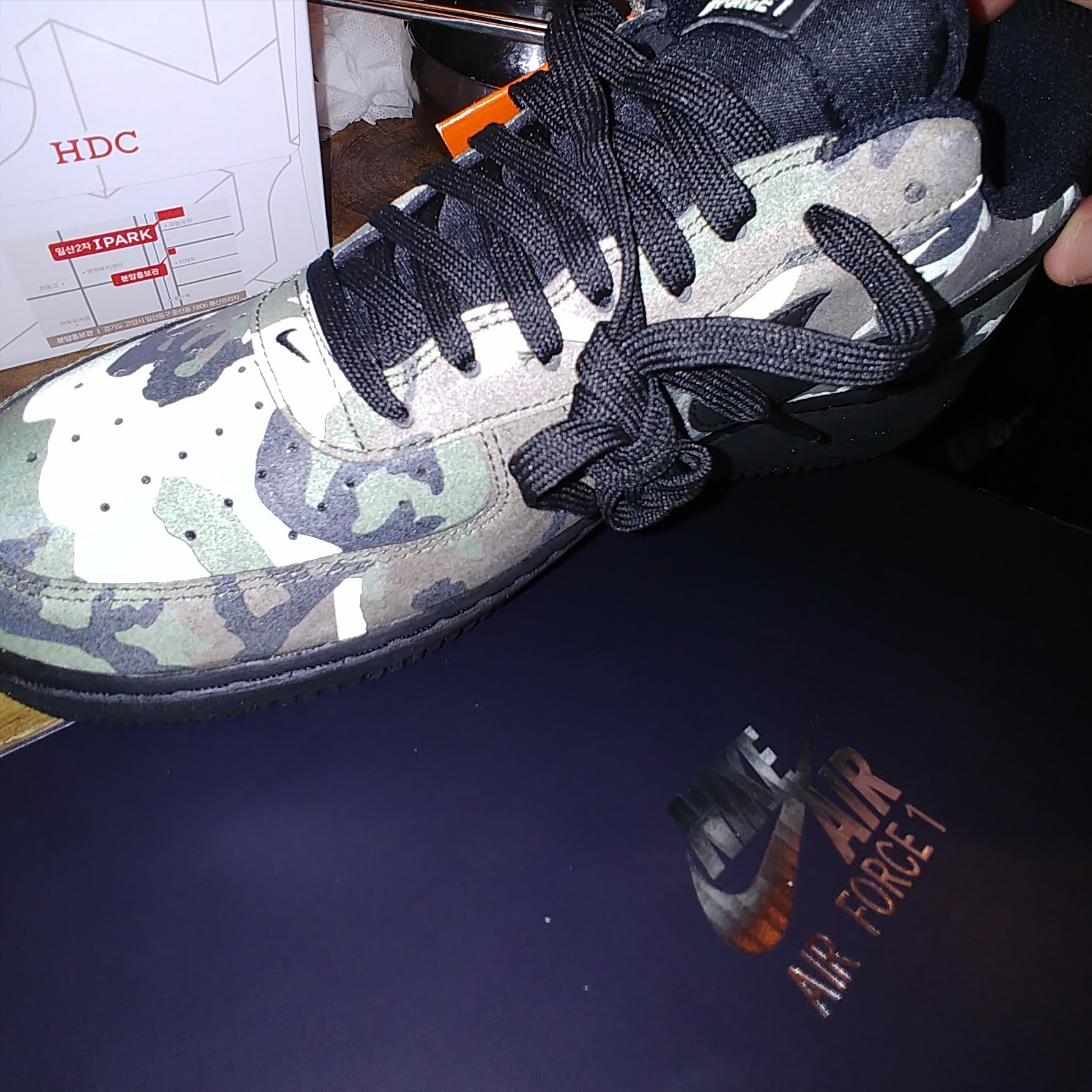 Nike Air Force 1 Low Reflective Woodland Camo 착용 스타일