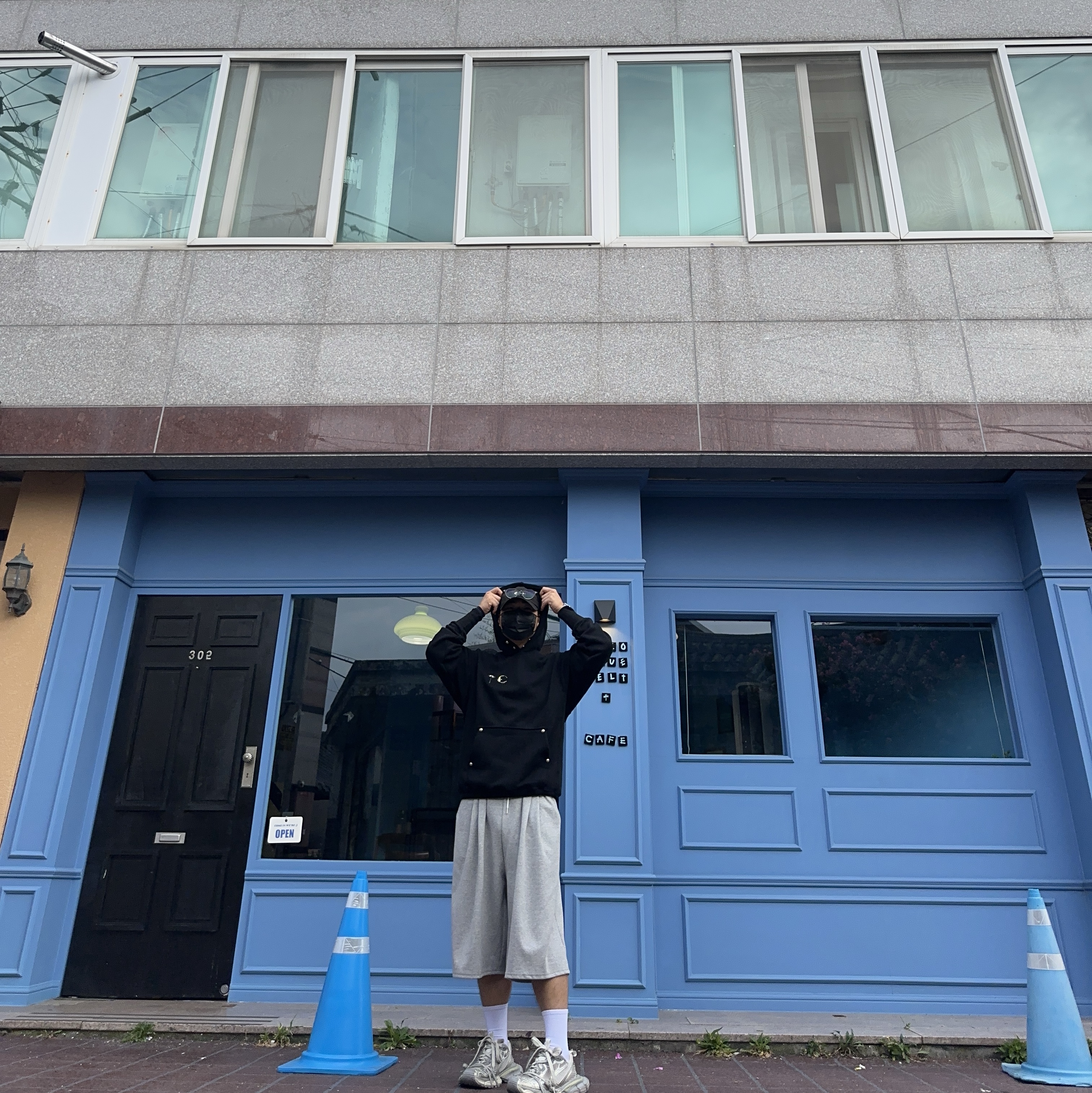 Thug Club Armor Hoodie Black, Balenciaga 3XL Extreme Lace Sneakers Egg Shell 착용 스타일