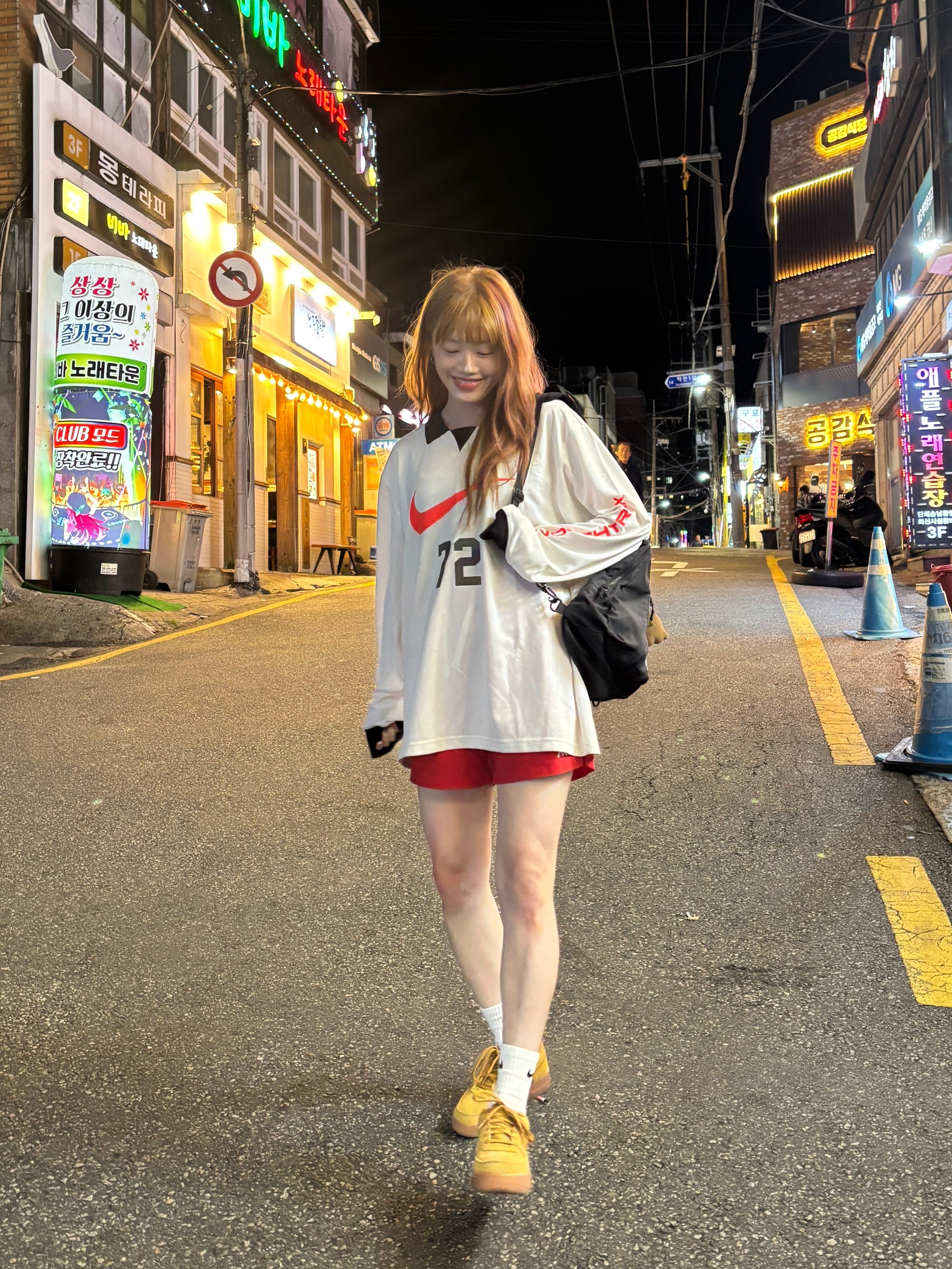 Nike NSW Long Sleeve T-Shirt Phantom Black Bright Crimson, (GS) Nike Air Force 1 LV8 3 Wheat 착용 스타일 - 2