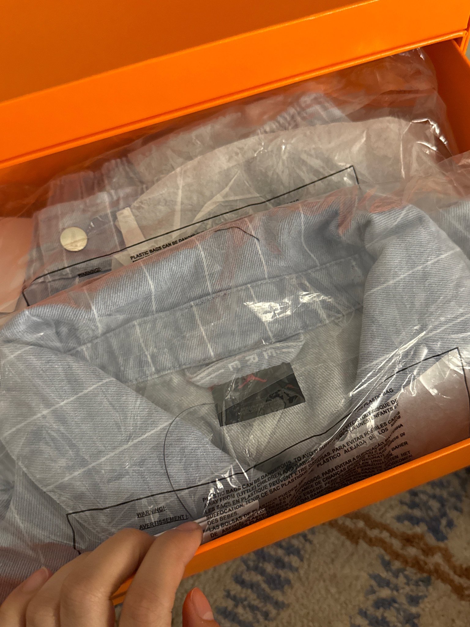 NewJeans Hoodie Black, Jordan 1 x Travis Scott Retro Low OG SP Reverse Olive 착용 스타일 - 8