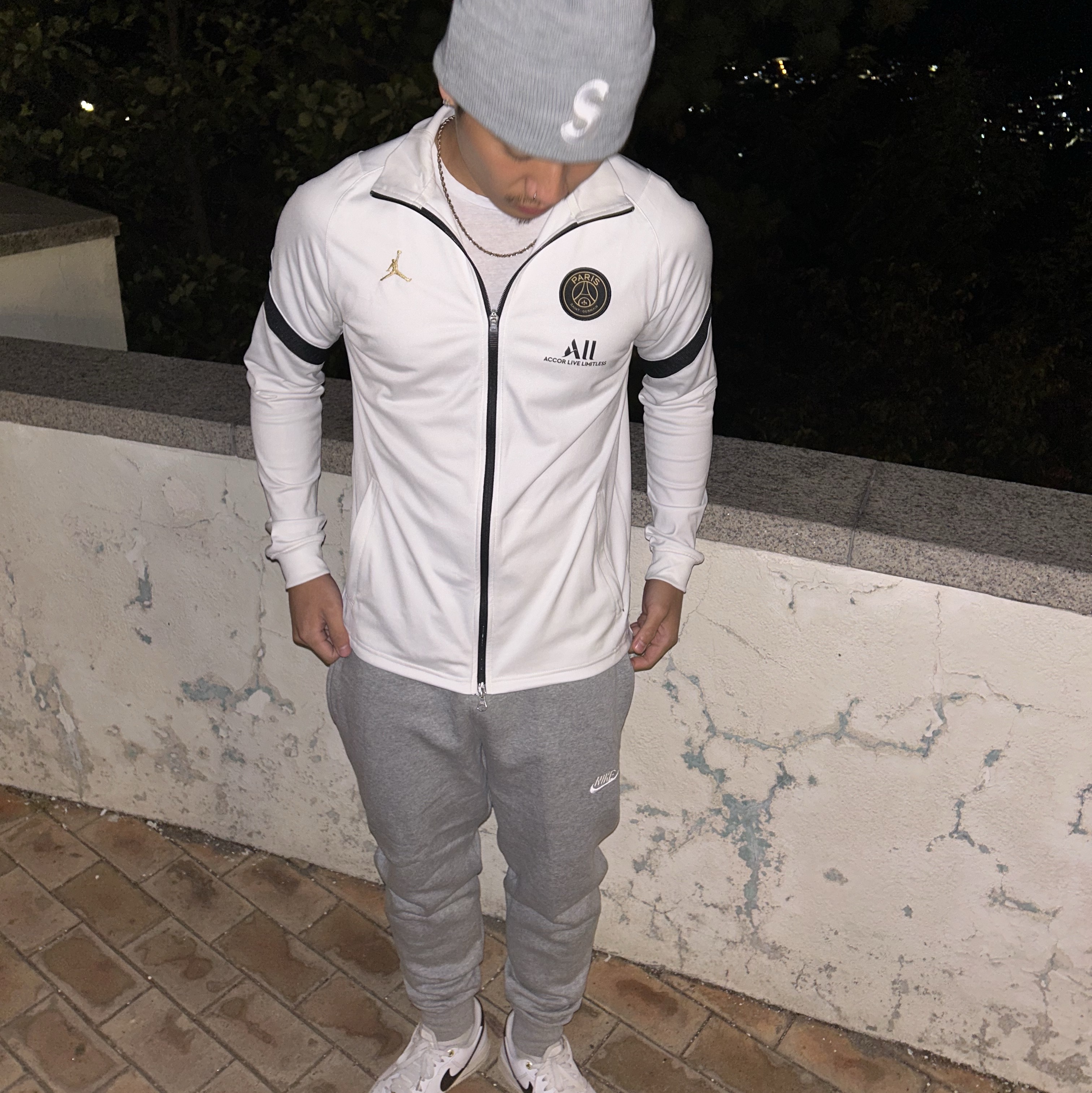 Nike NSW Club Fleece Jogger Dark Grey Heather - US/EU, Nike Air Force 1 '07 LV8 40th Anniversary Join Forces White Black 착용 스타일