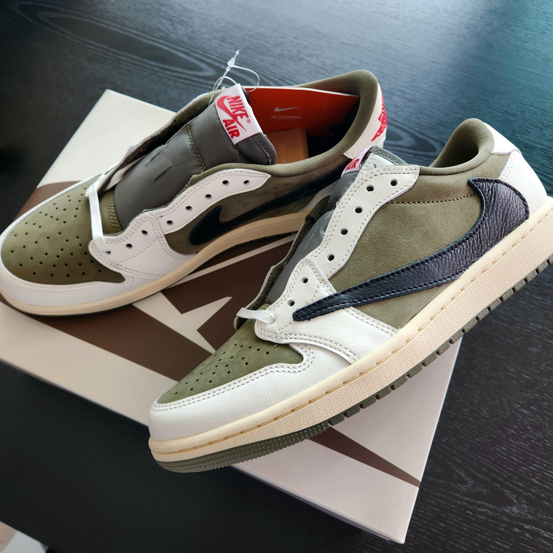 Jordan 1 x Travis Scott Retro Low OG SP Reverse Olive 착용 스타일
