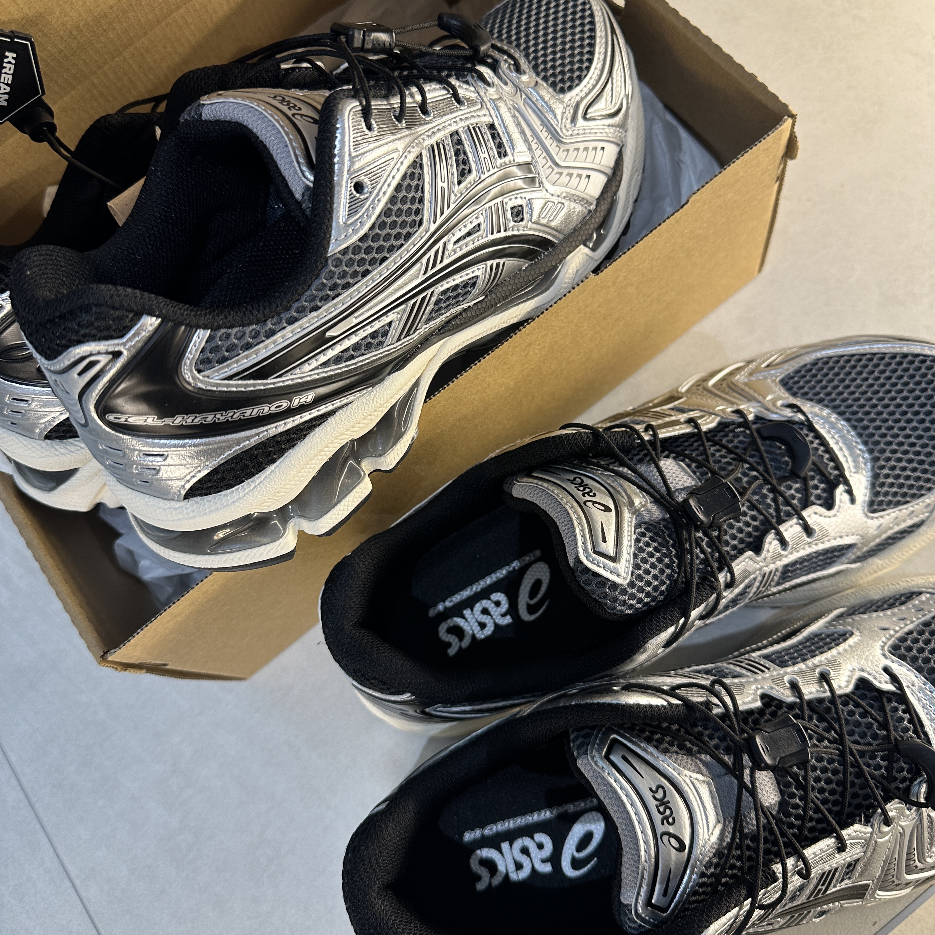 Asics Unlimited Gel-Kayano 14 Carrier Grey Black 착용 스타일