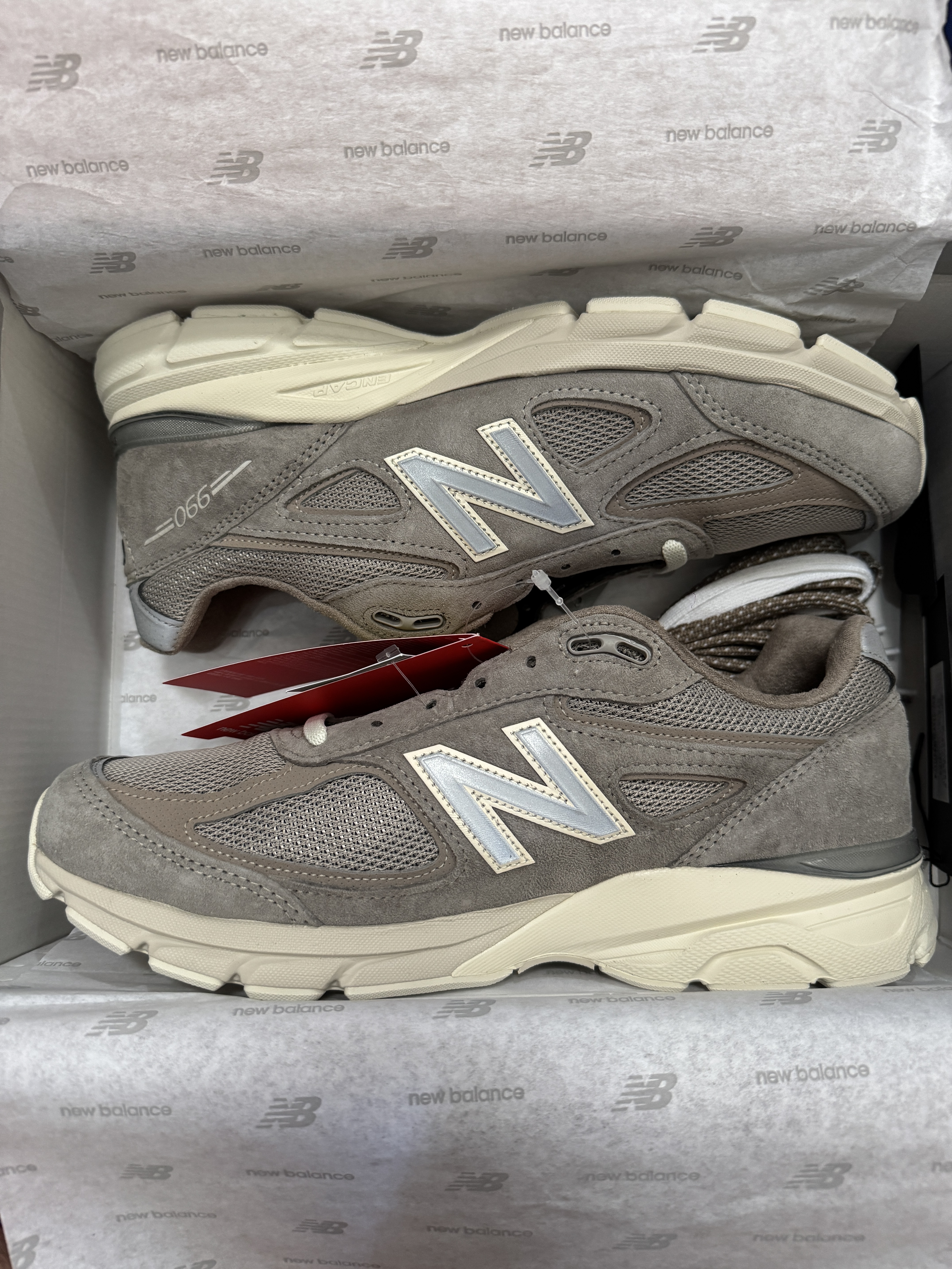 New Balance x Kith 101 990v4 Made in USA Moonrock 착용 스타일 - 2