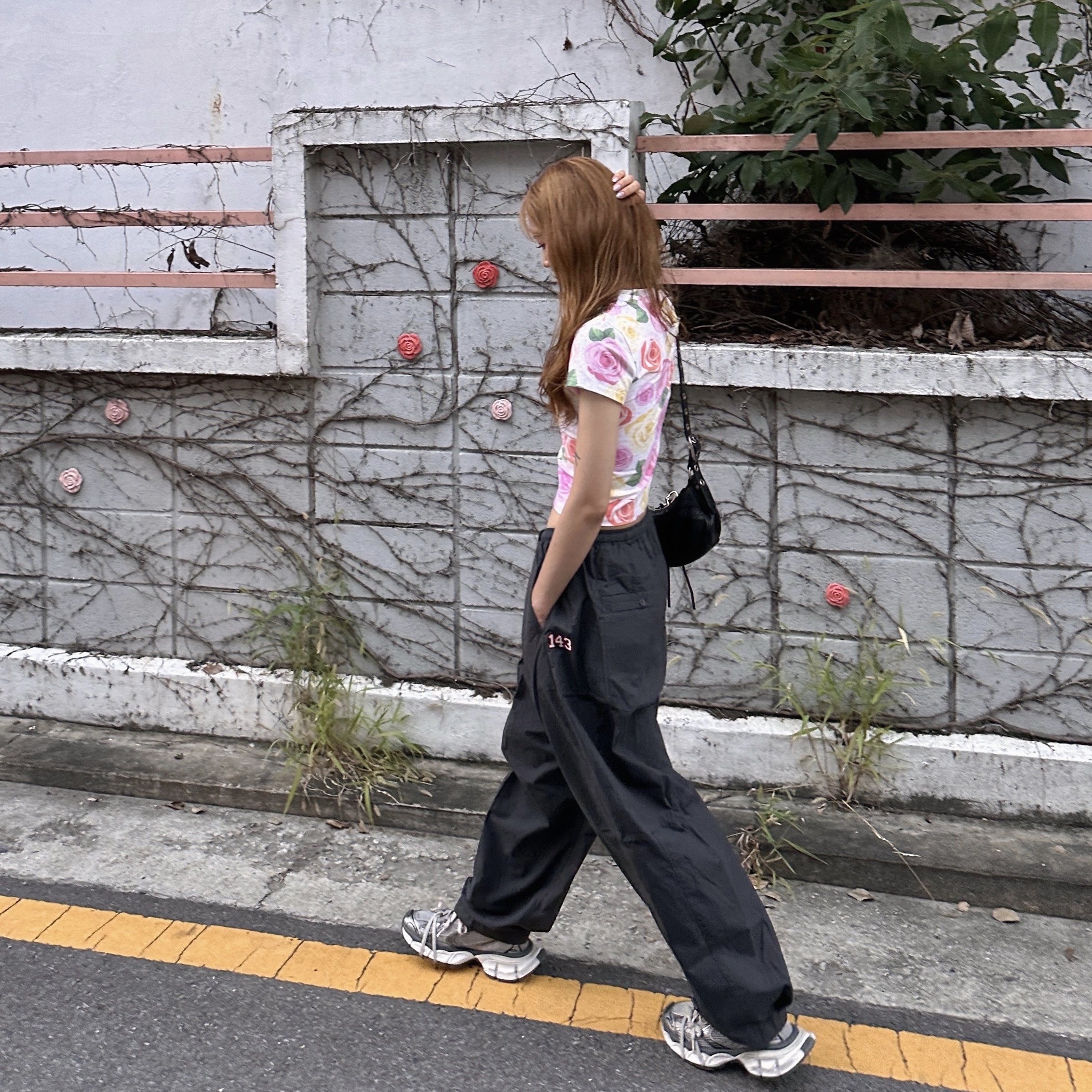 Open Yy x Hello Kitty Baby T-Shirt Pink, Balenciaga Arena Lambskin Le Cagole XS Shoulder Bag Black 착용 스타일 - 5