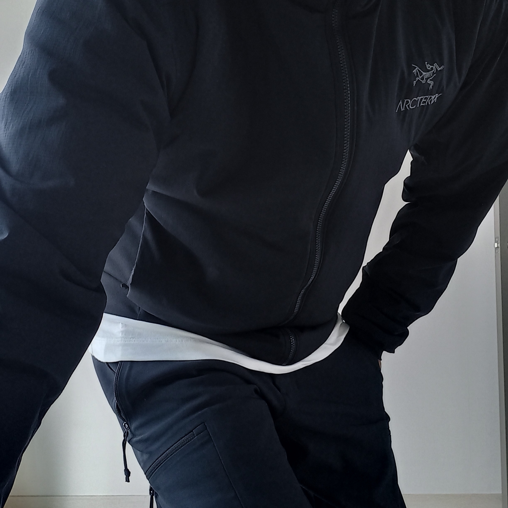 Arc'teryx Gore 5 Panel Cap Black, Arc'teryx Atom Hoody Black 착용 스타일 - 3