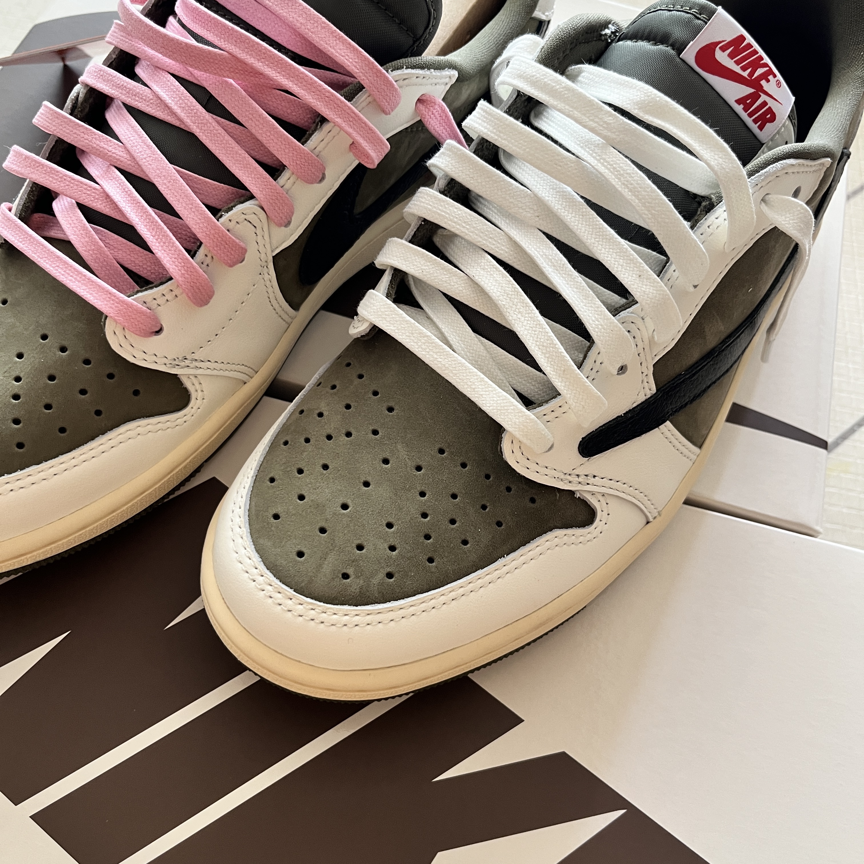 Jordan 1 x Travis Scott Retro Low OG SP Reverse Olive 착용 스타일 - 3