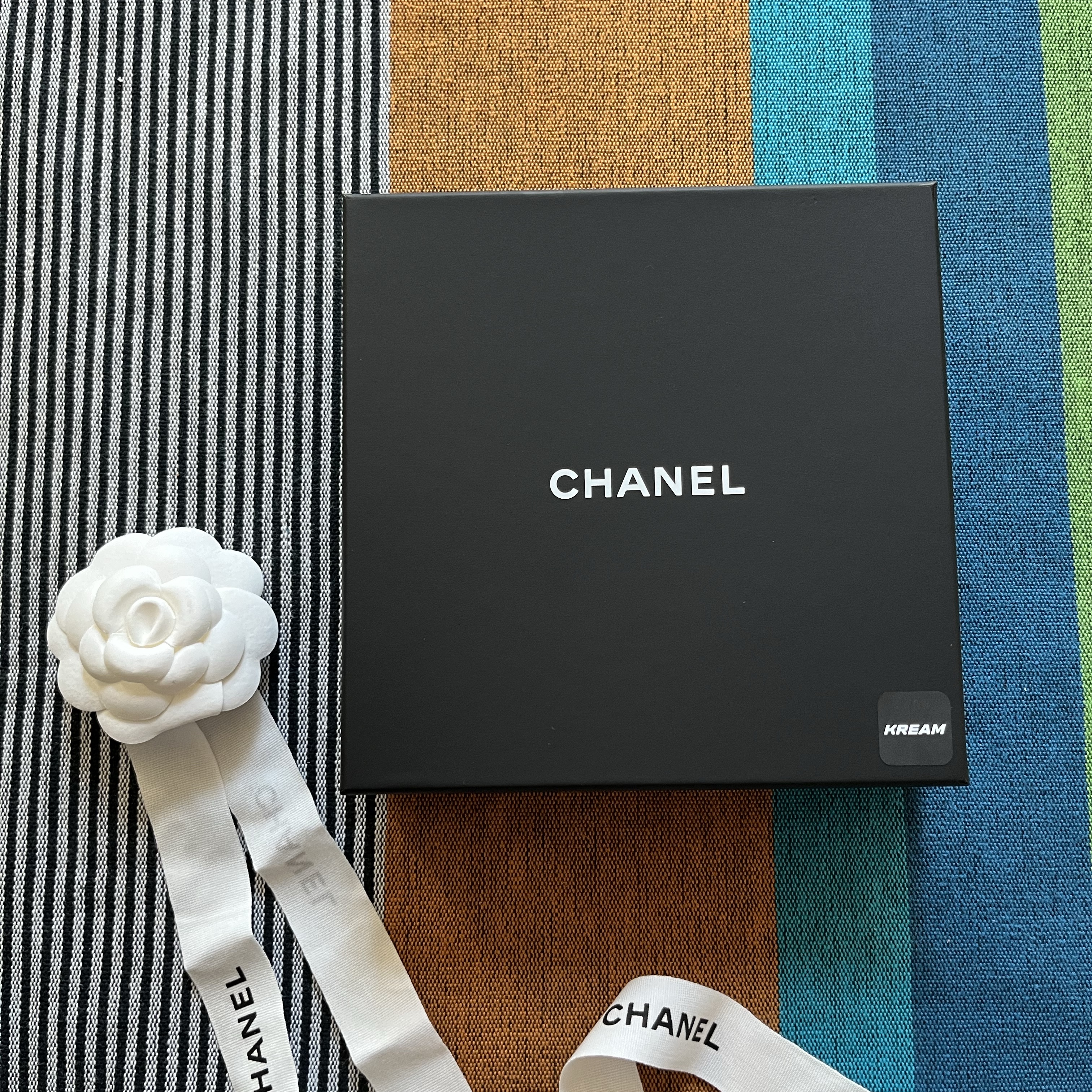 (W) Chanel Necklace Metal Glass Pearls Resin & Gold Pearly White Crystal 착용 스타일 - 2