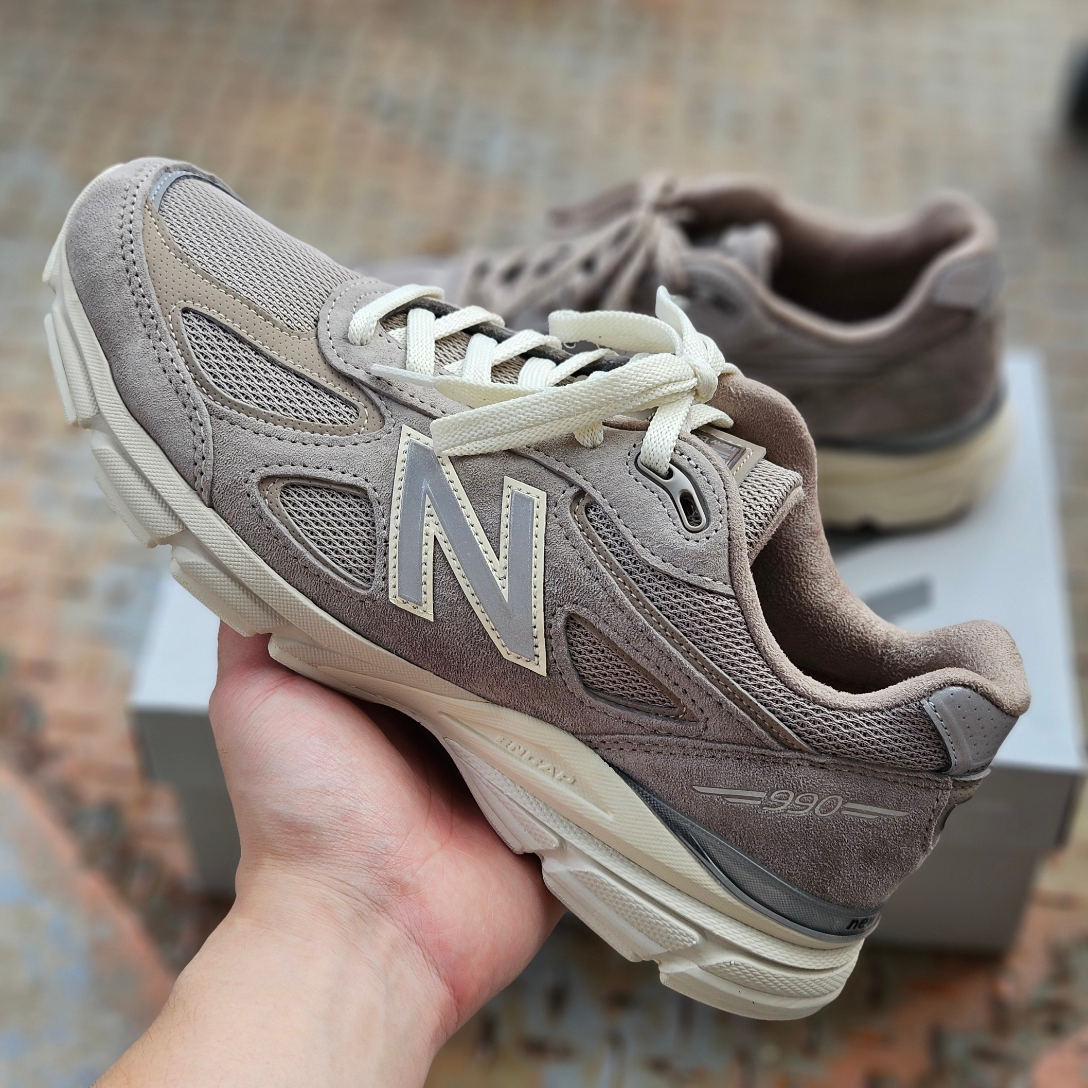 New Balance x Kith 101 990v4 Made in USA Moonrock 착용 스타일 - 1