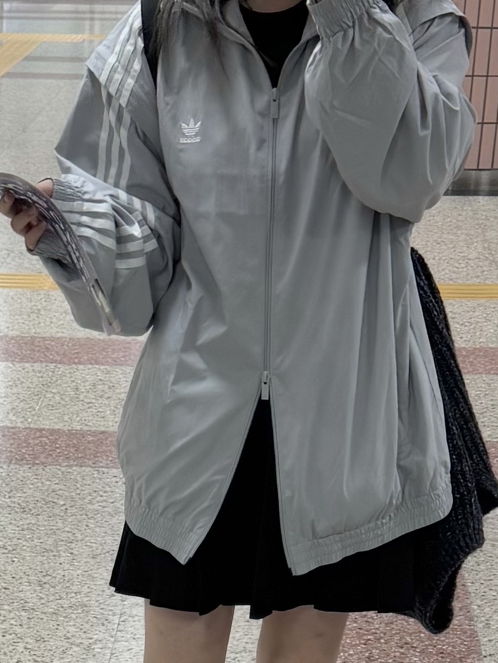 (W) Adidas Adilenium Season 2 Oversized Zip Track Top Gender Neutral Grey Two - KR Sizing 착용 스타일 - 3