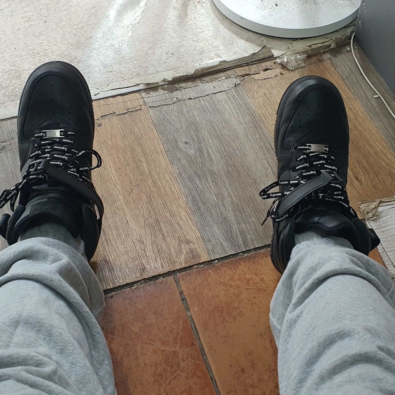 Nike x Supreme Air Force 1 Mid Black 착용 스타일 - 1