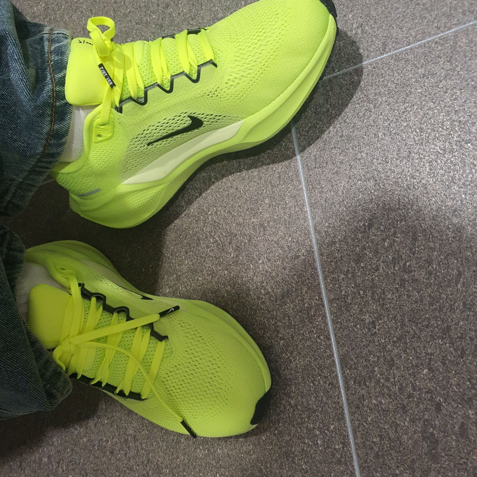 (W) Nike Air Zoom Pegasus 41 Volt Barely Volt 착용 스타일 - 1