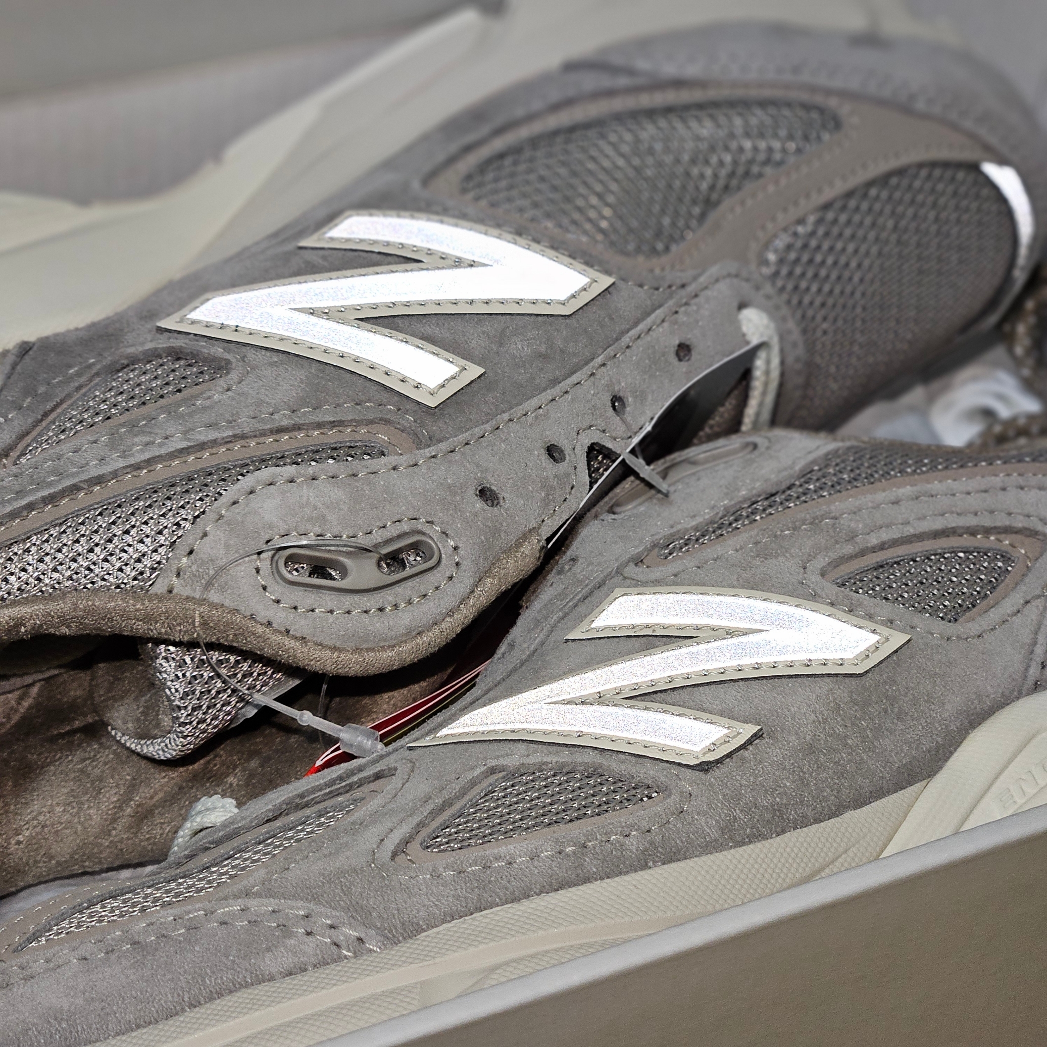 New Balance x Kith 101 990v4 Made in USA Moonrock 착용 스타일 - 8