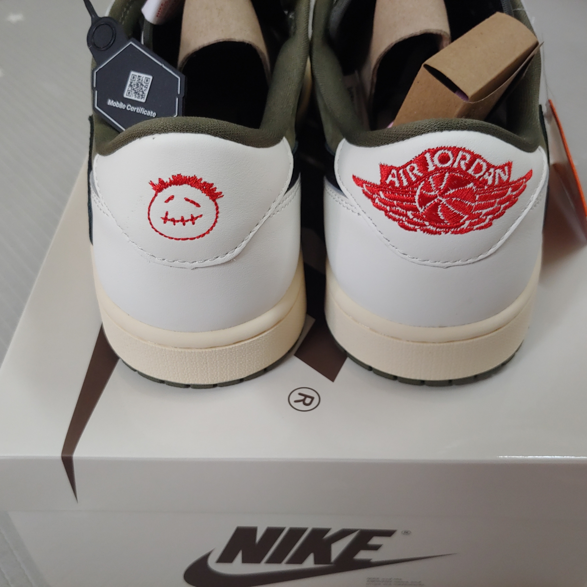 Jordan 1 x Travis Scott Retro Low OG SP Reverse Olive 착용 스타일 - 3