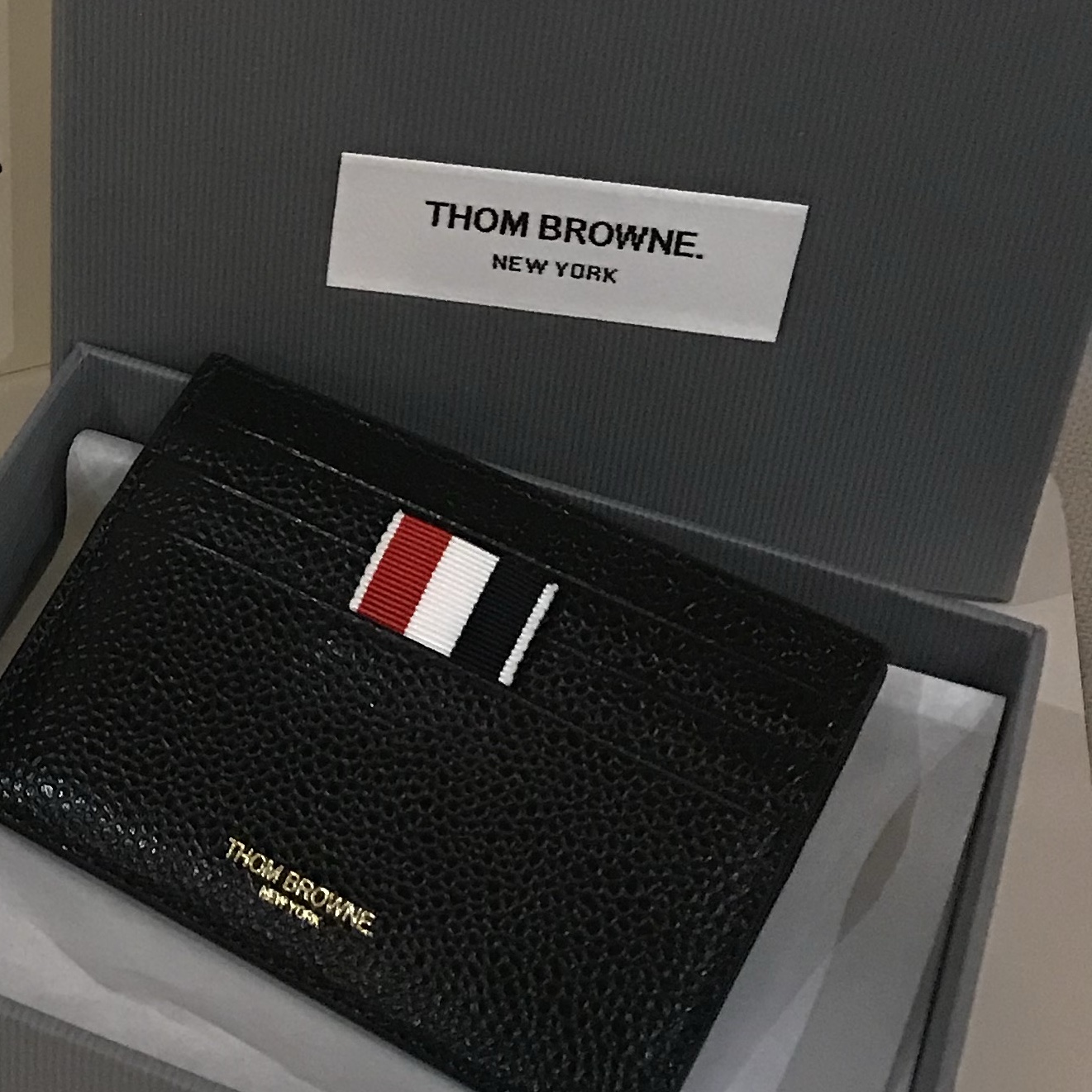 Thom Browne Pebble Grain Leather Stripe Note Compartment Card Holder Black 착용 스타일