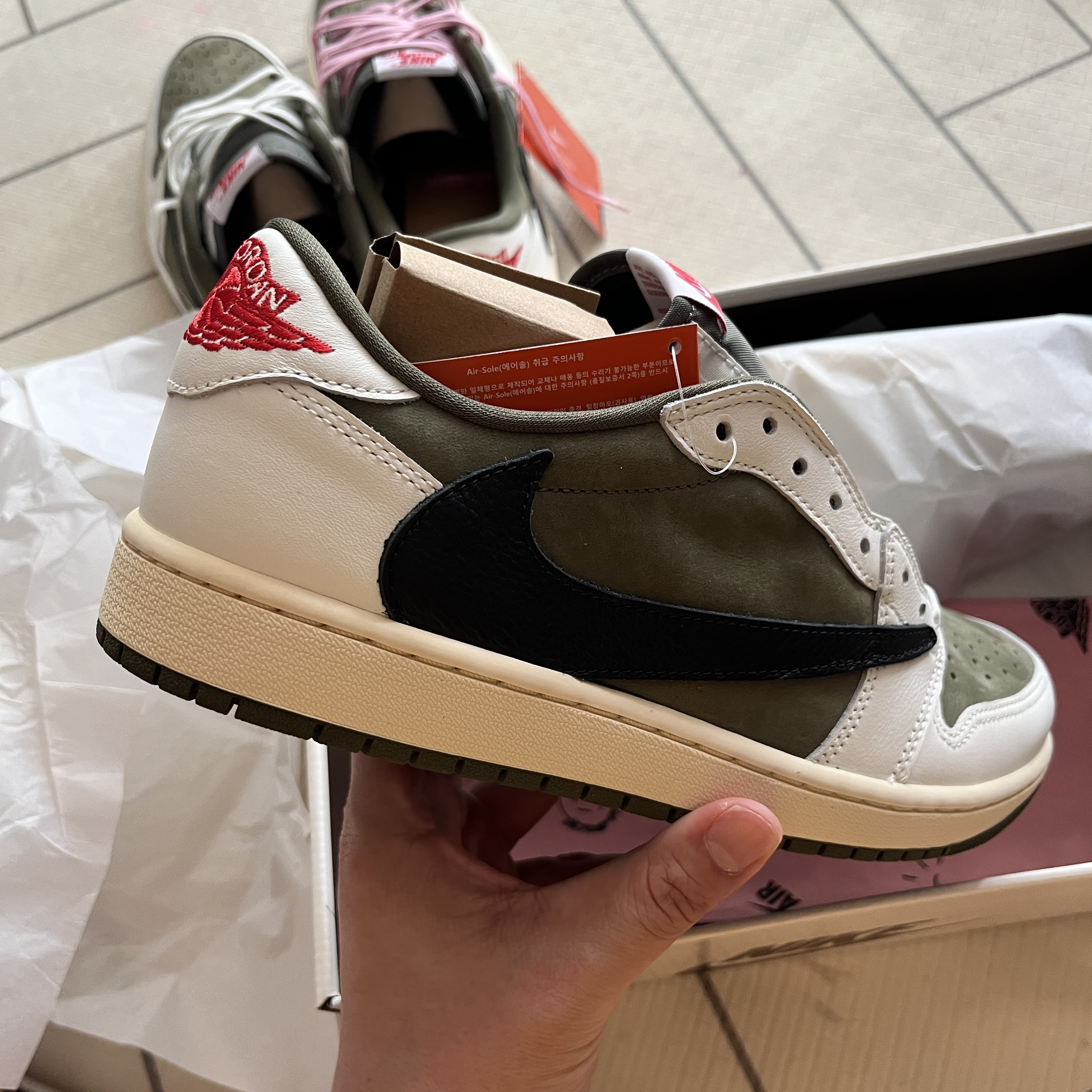 Jordan 1 x Travis Scott Retro Low OG SP Reverse Olive 착용 스타일 - 2