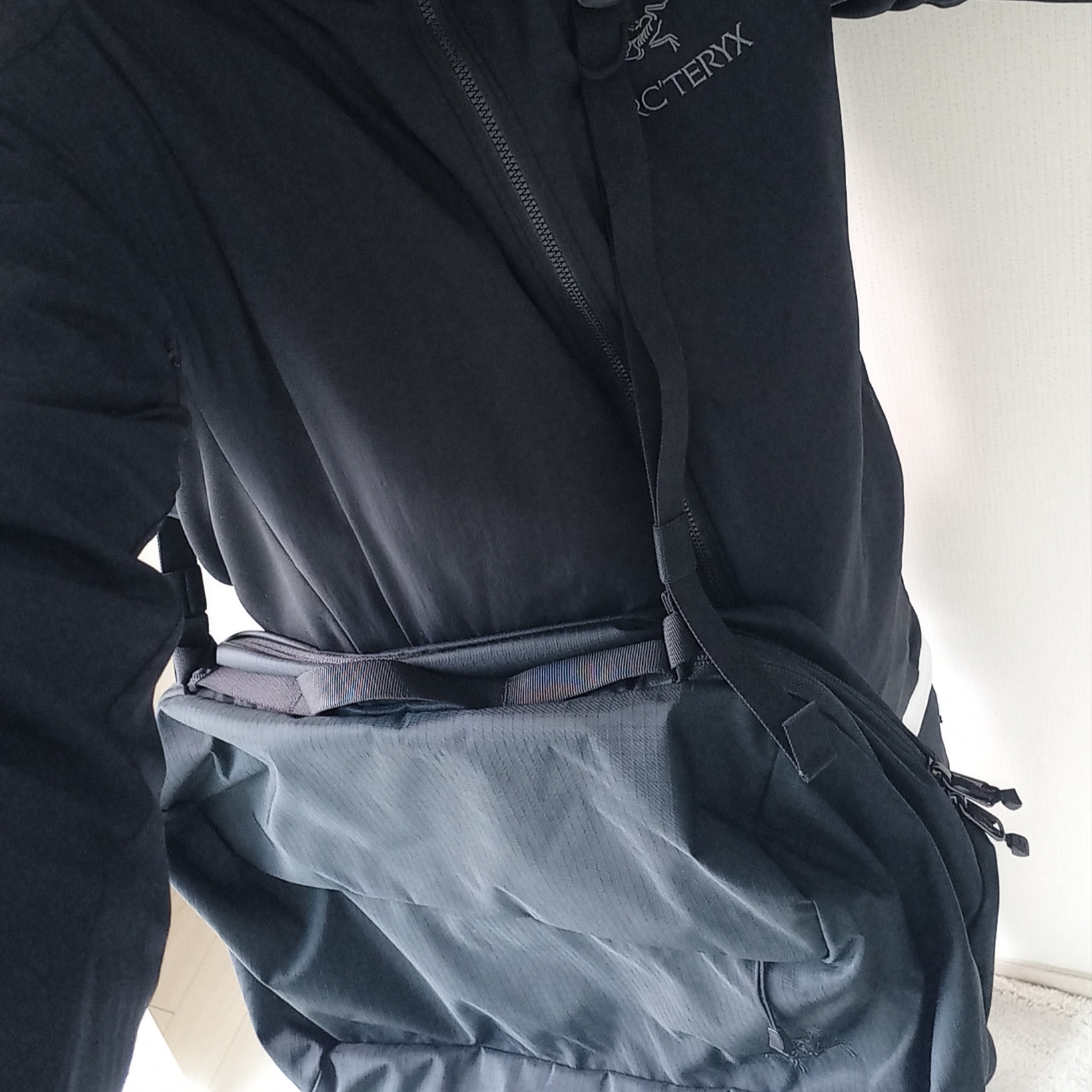 Arc'teryx Ion Gear Organizer Black, Arc'teryx Atom Hoody Black μ°©μ© μ€νμΌ - 3