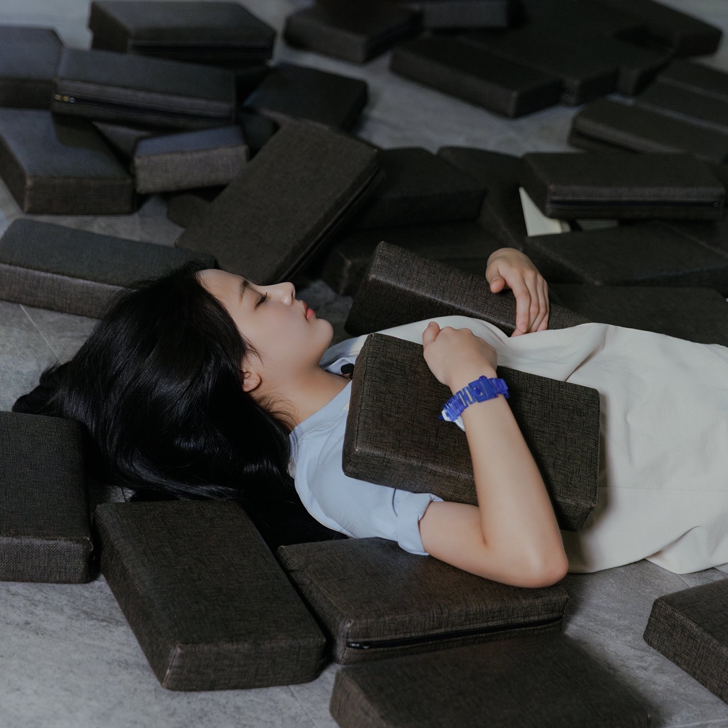 NewJeans Bunini Doll Keyring Blue Multi 착용 스타일 - 8