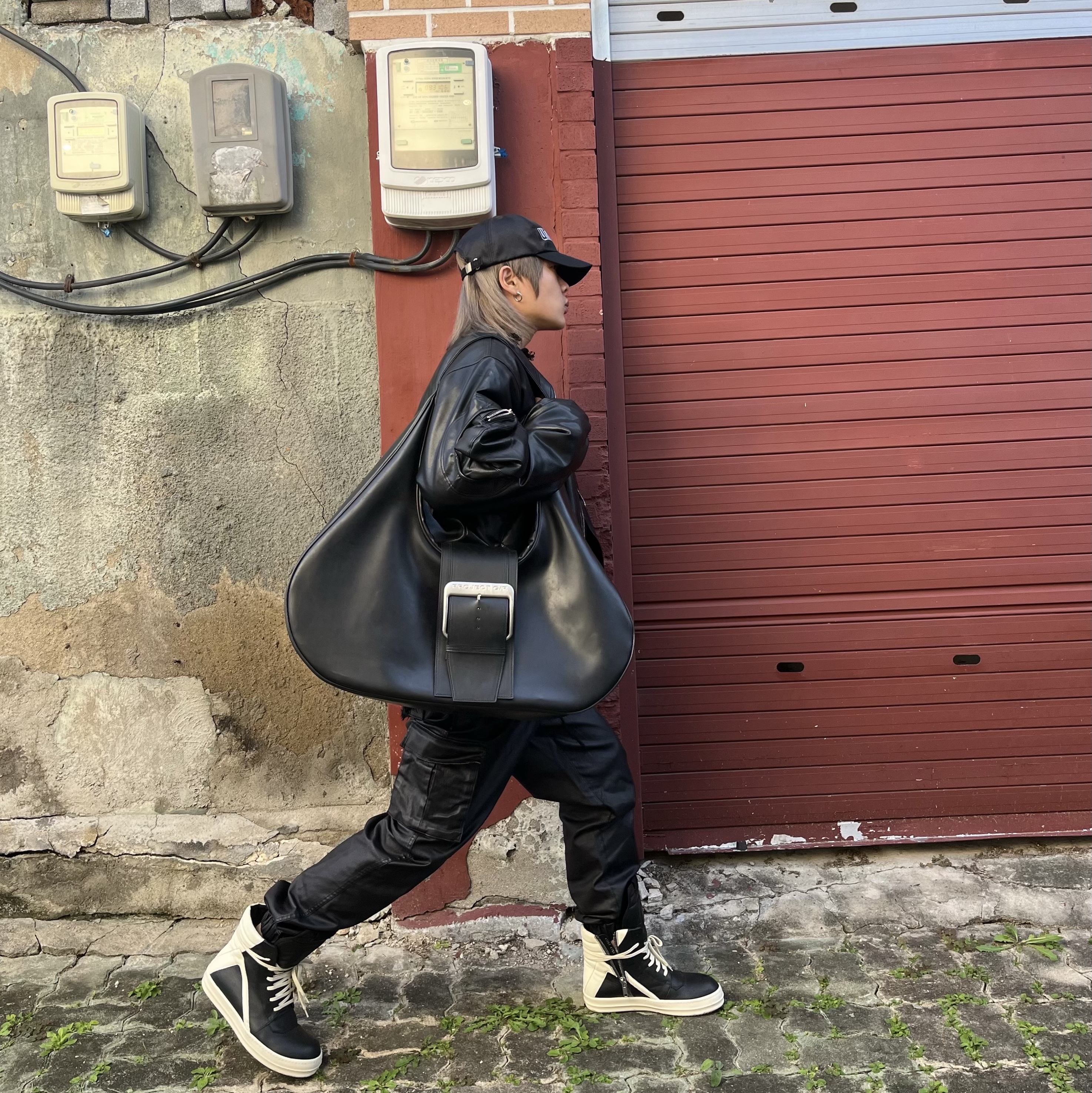 Project G/R Mega Buckle Hobo Bag Black, Rick Owens Geobasket Full Grain Calf Leather Strobe Sneakers Black Milk White 착용 스타일 - 3