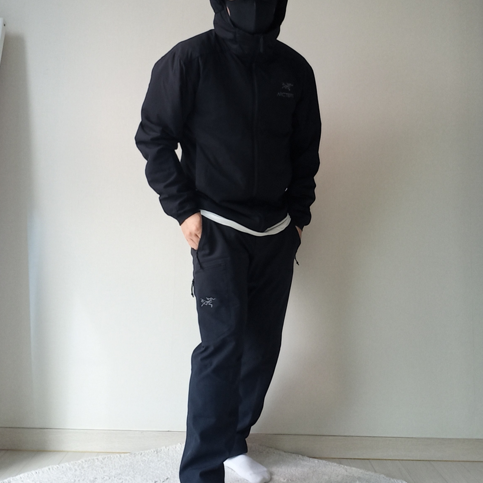 Arc'teryx Gore 5 Panel Cap Black, Arc'teryx Atom Hoody Black 착용 스타일 - 10